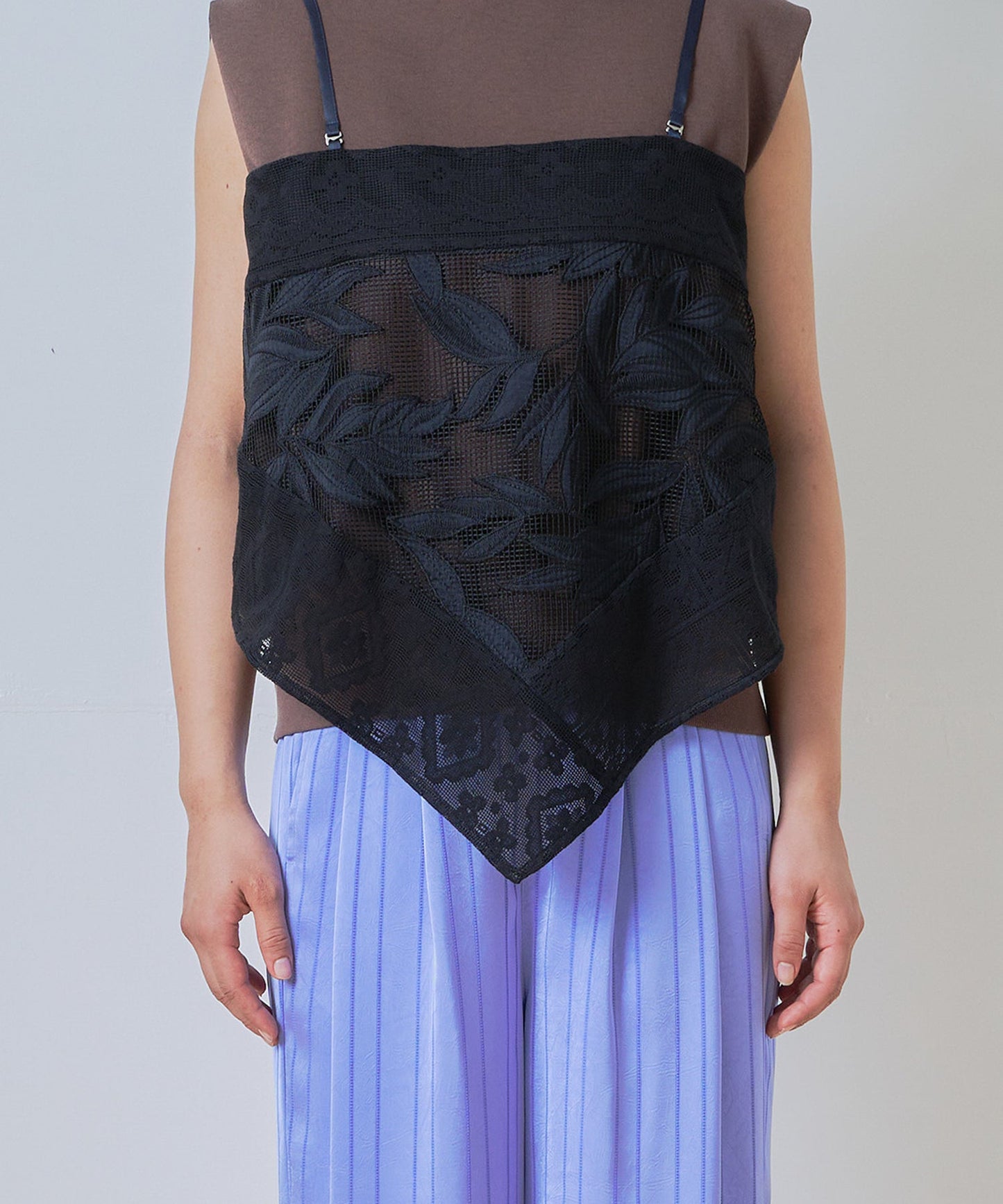 lace combination camisole / WHT26HBL4088