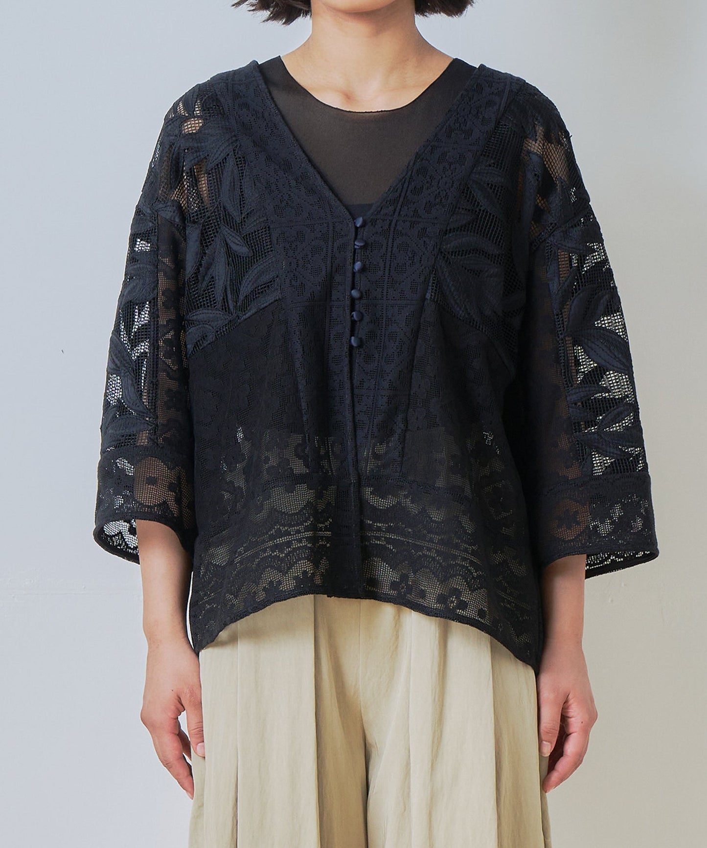 lace combination cardigan / WHT26HBL4089