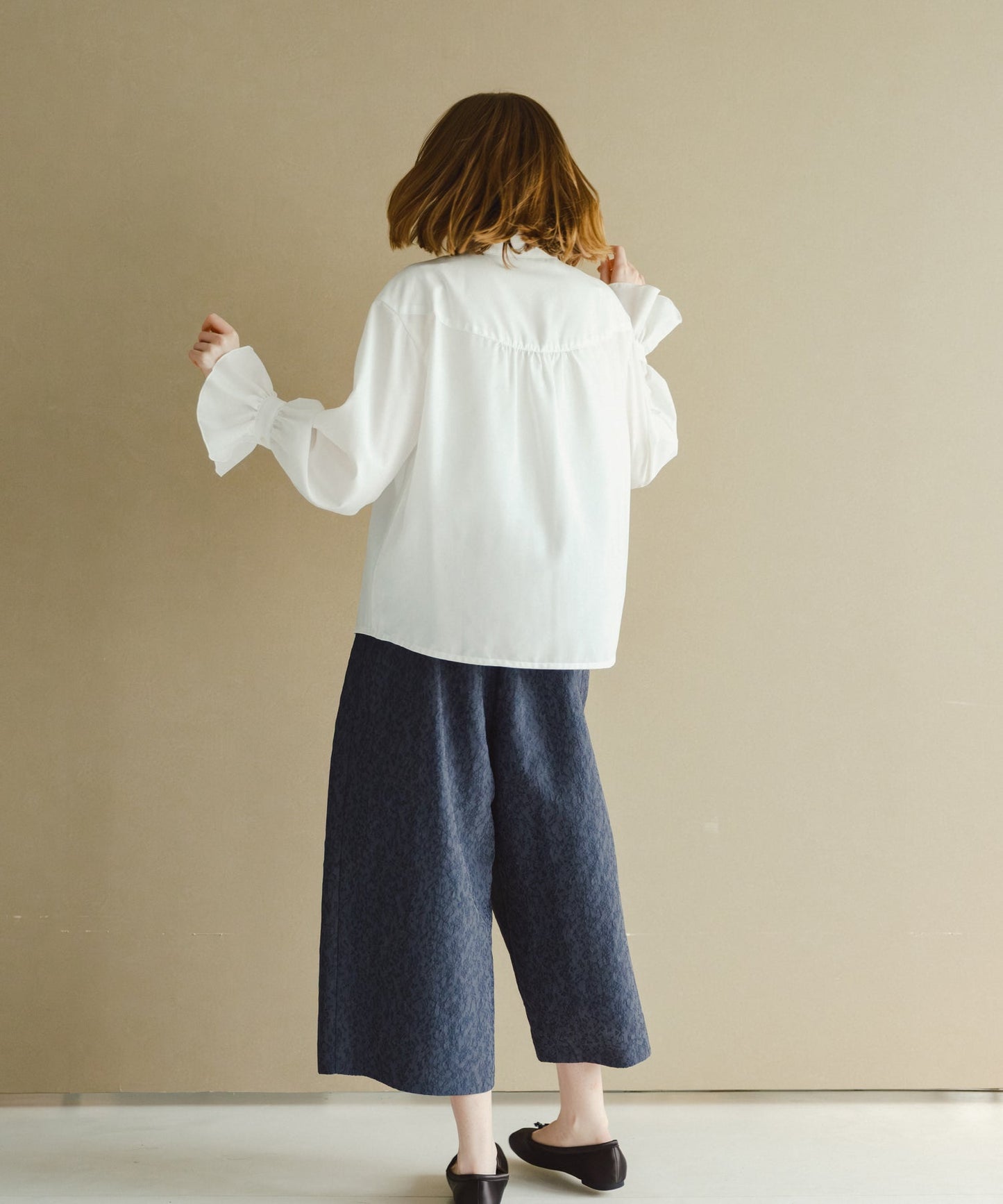 stand frill collar blouse / WHT26HBL4090