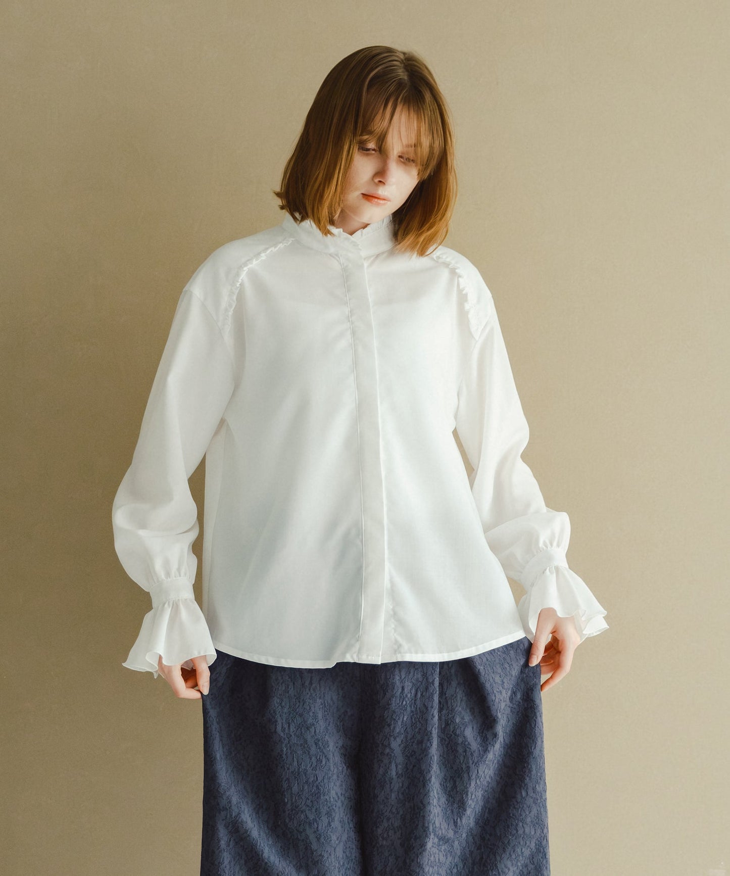 stand frill collar blouse / WHT26HBL4090