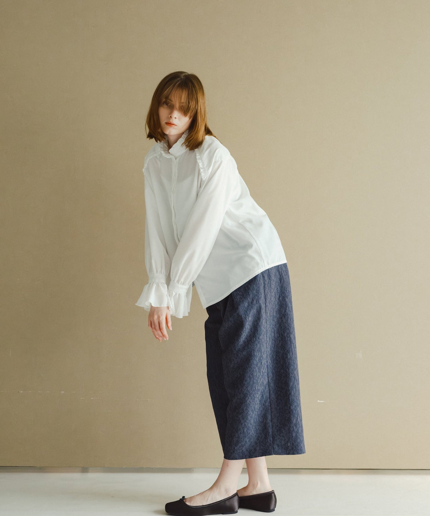 stand frill collar blouse / WHT26HBL4090