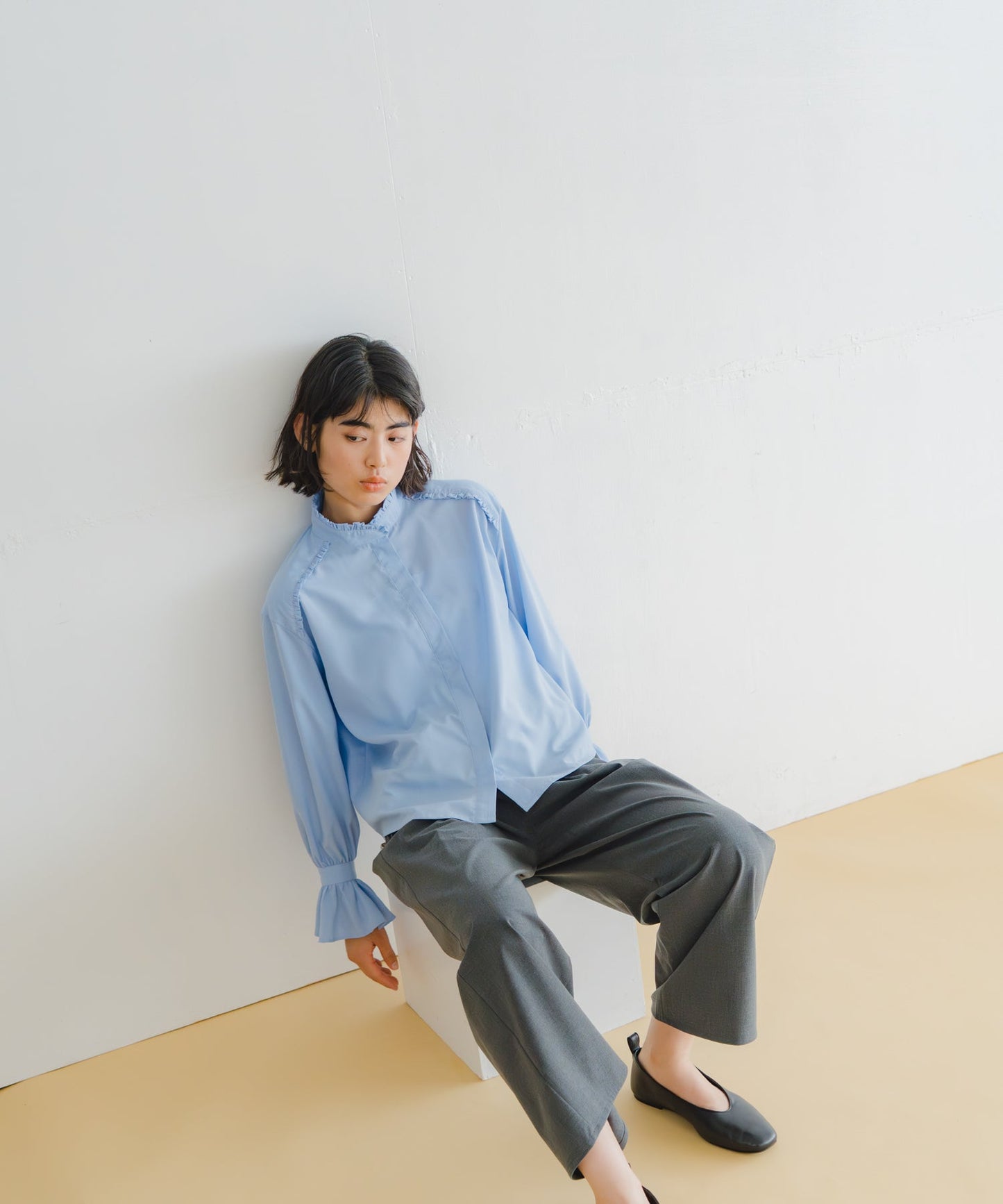 stand frill collar blouse / WHT26HBL4090