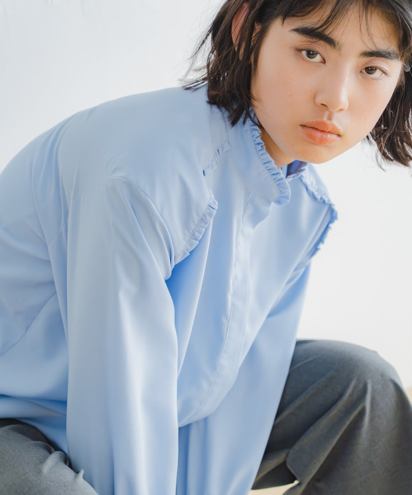 stand frill collar blouse / WHT26HBL4090