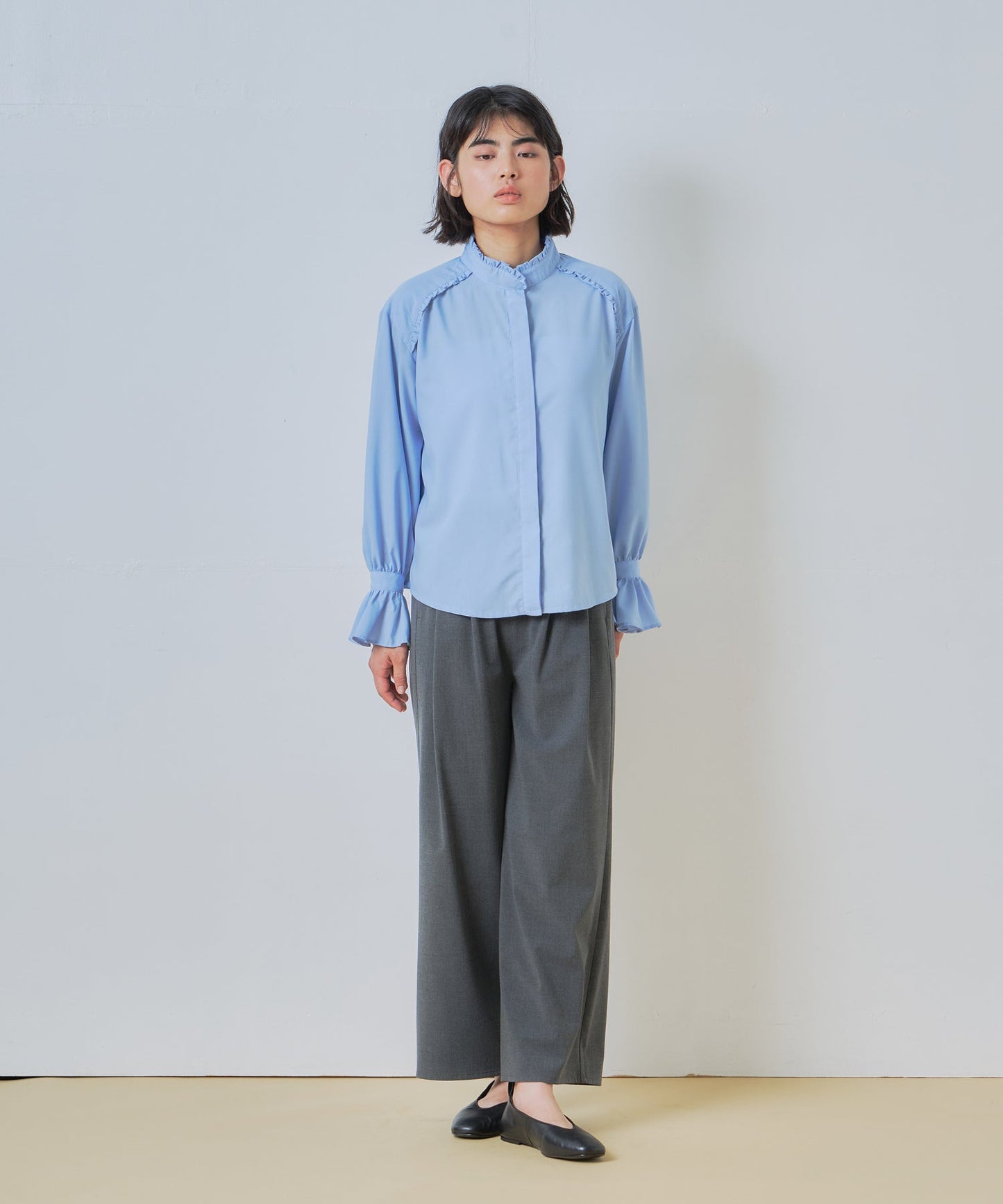 stand frill collar blouse / WHT26HBL4090