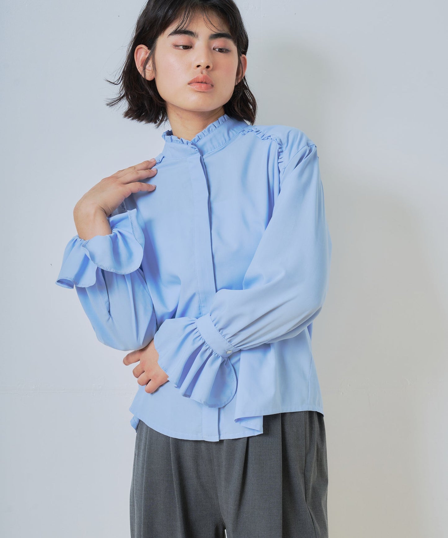 stand frill collar blouse / WHT26HBL4090
