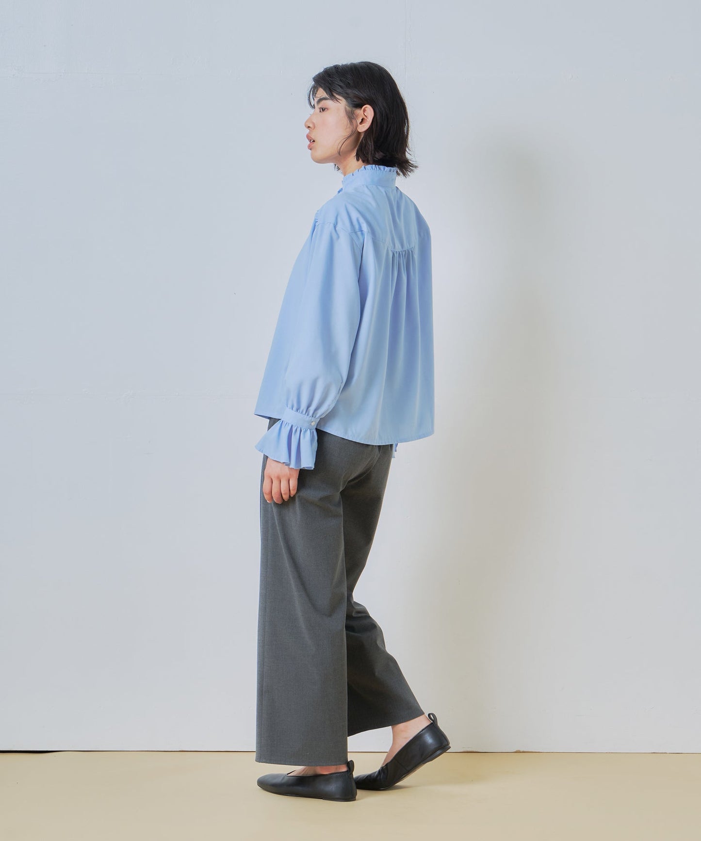 stand frill collar blouse / WHT26HBL4090