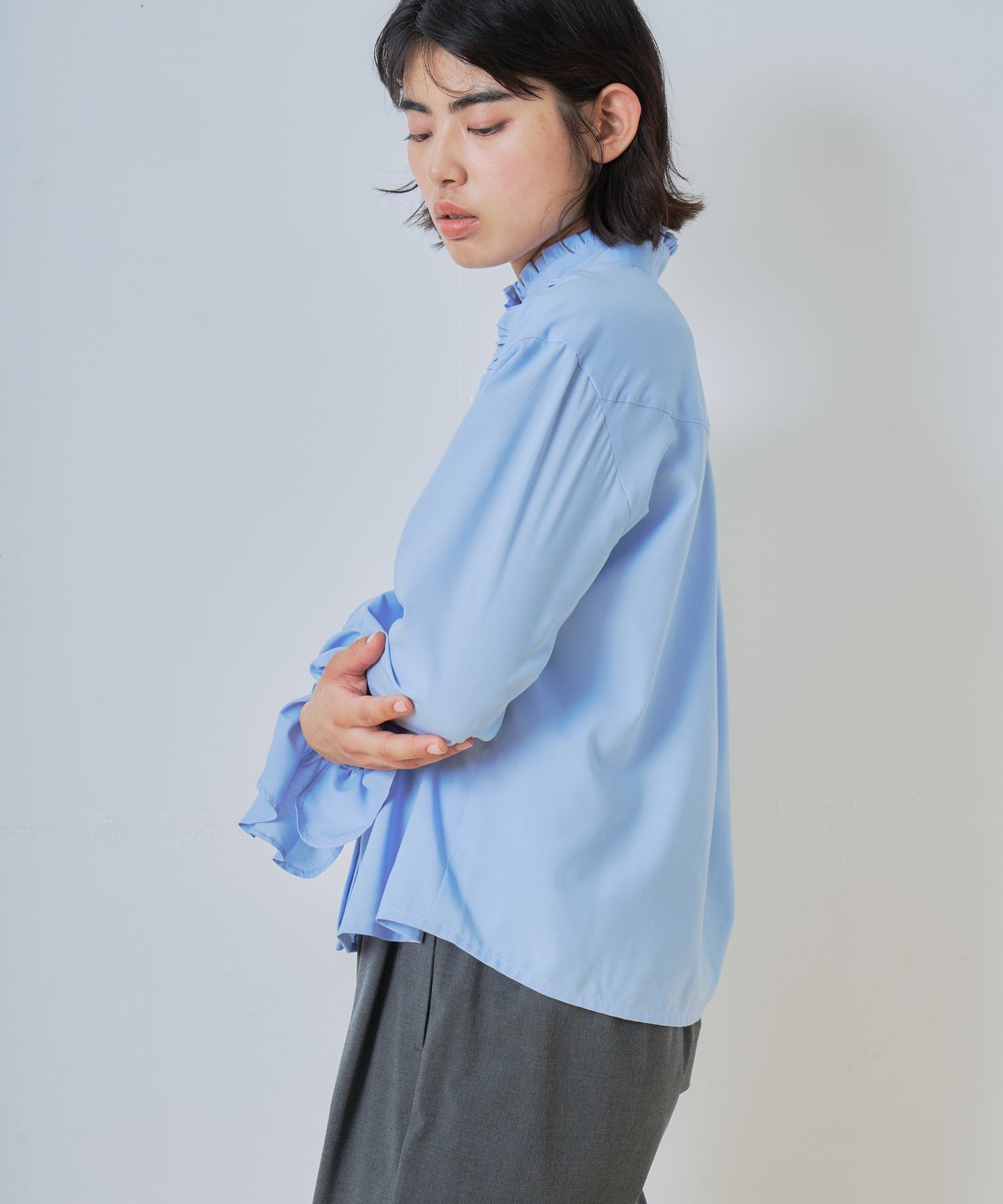 stand frill collar blouse / WHT26HBL4090