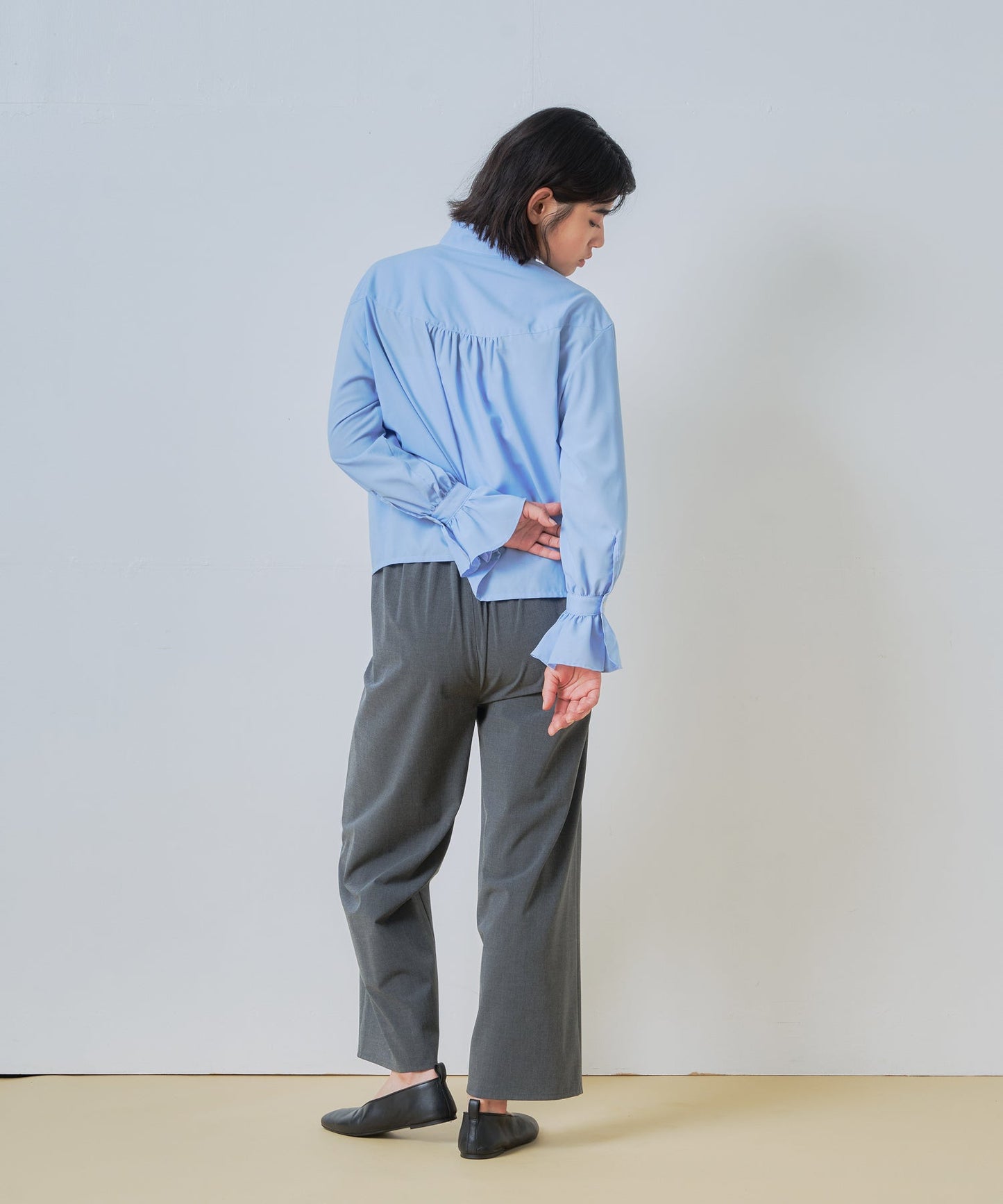 stand frill collar blouse / WHT26HBL4090