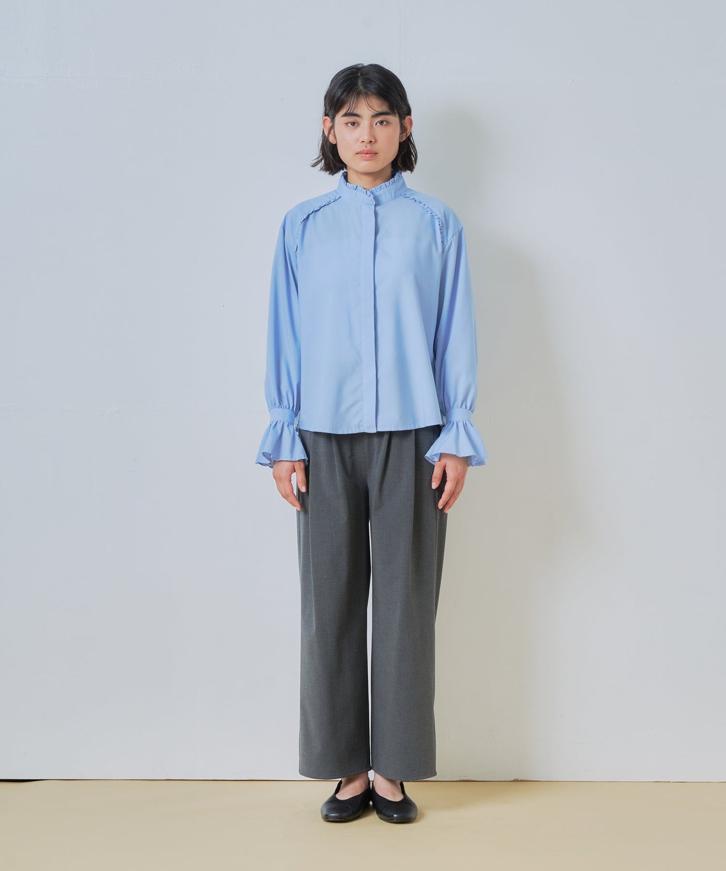 stand frill collar blouse / WHT26HBL4090