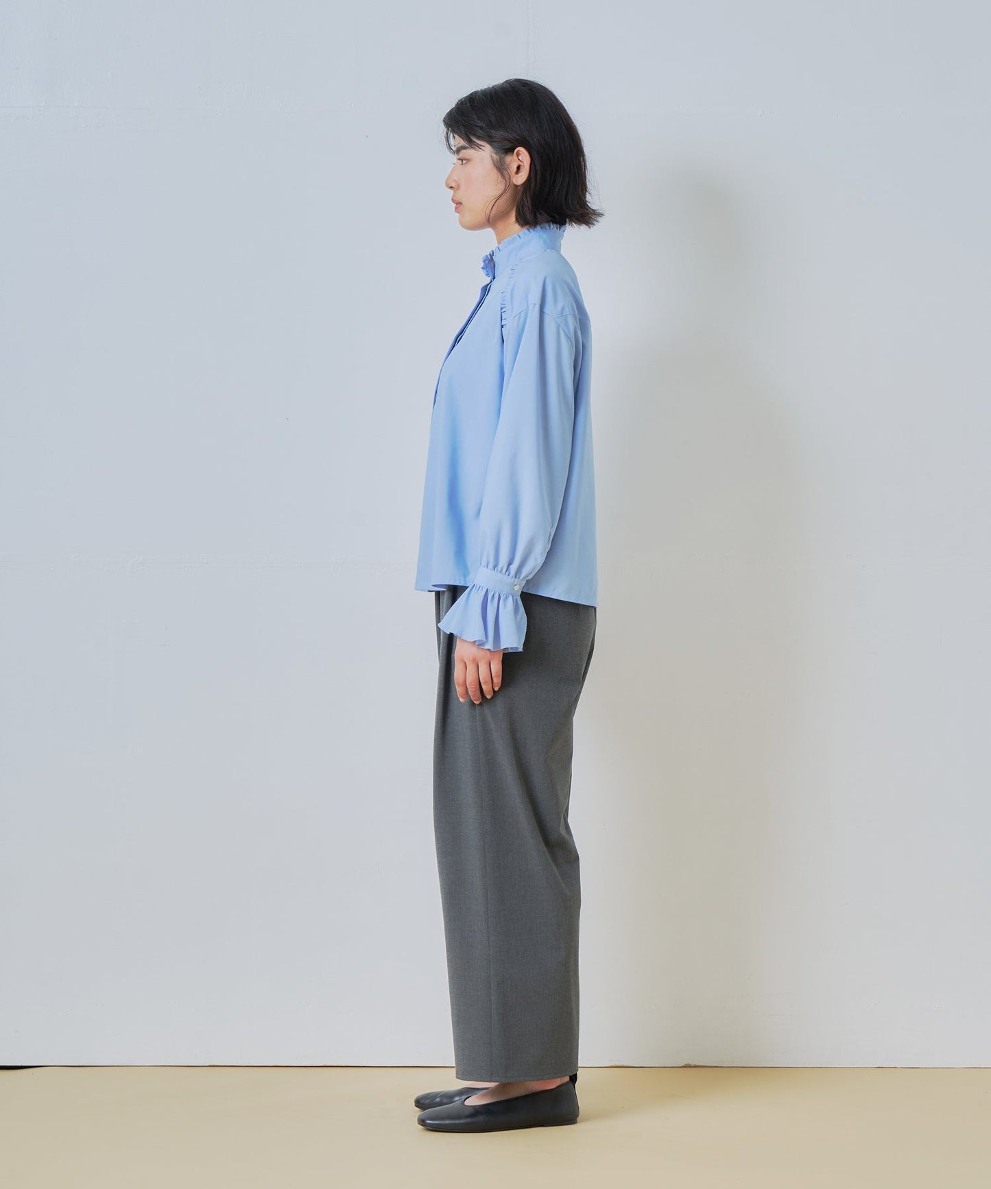 stand frill collar blouse / WHT26HBL4090