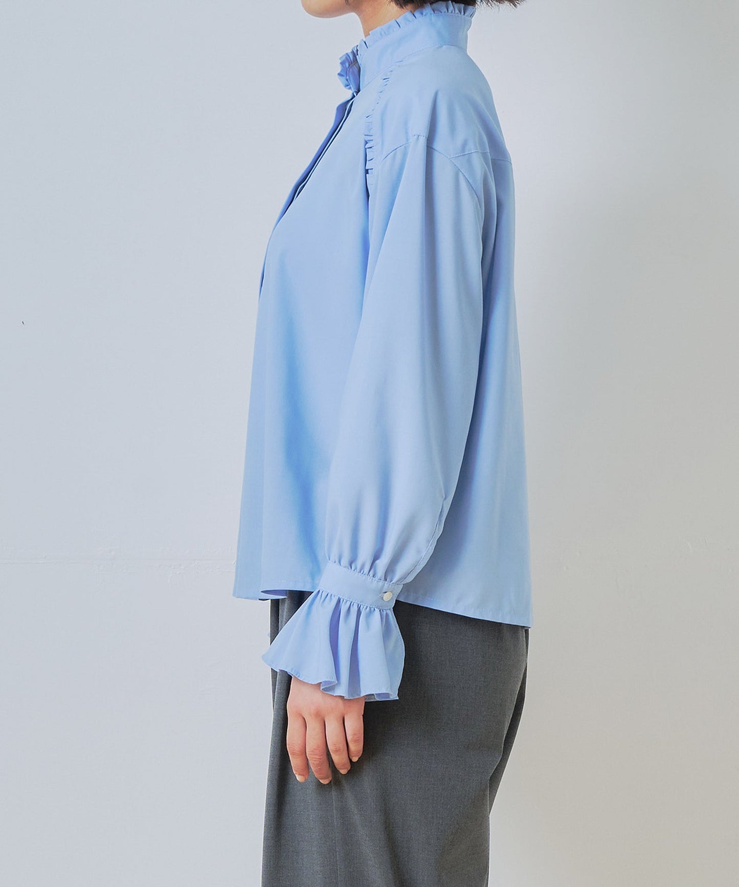 stand frill collar blouse / WHT26HBL4090