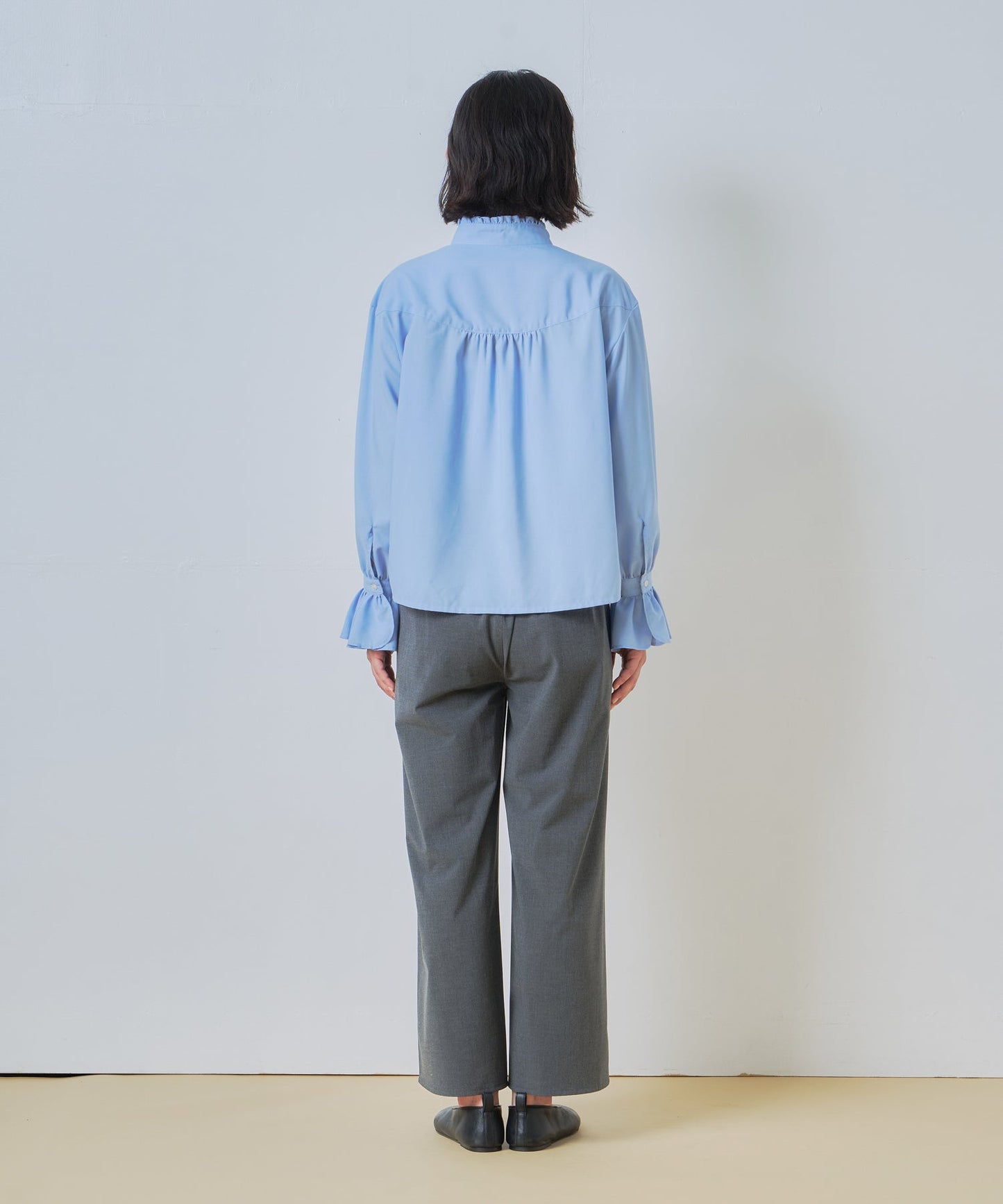 stand frill collar blouse / WHT26HBL4090