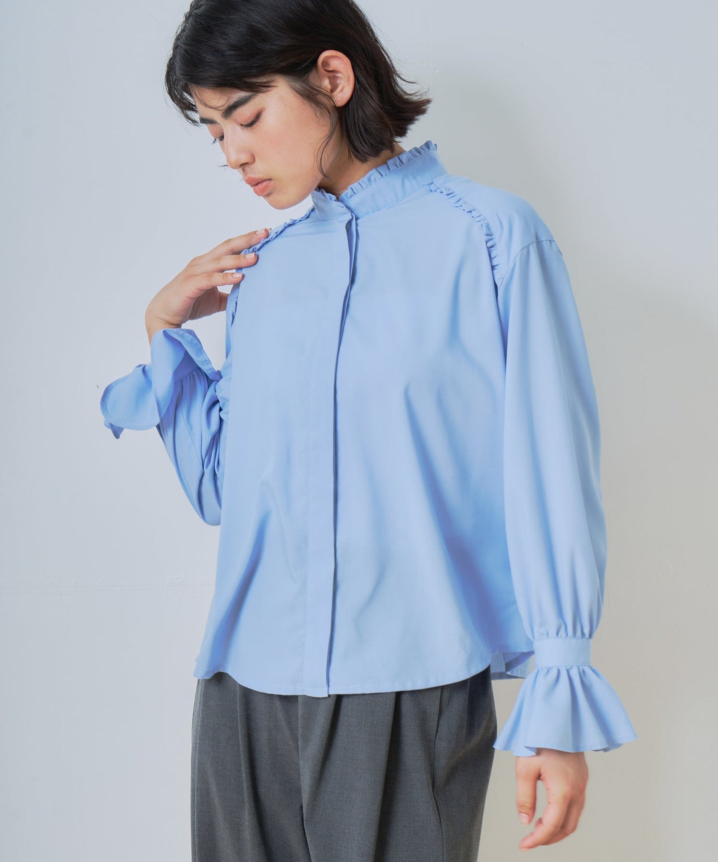 stand frill collar blouse / WHT26HBL4090