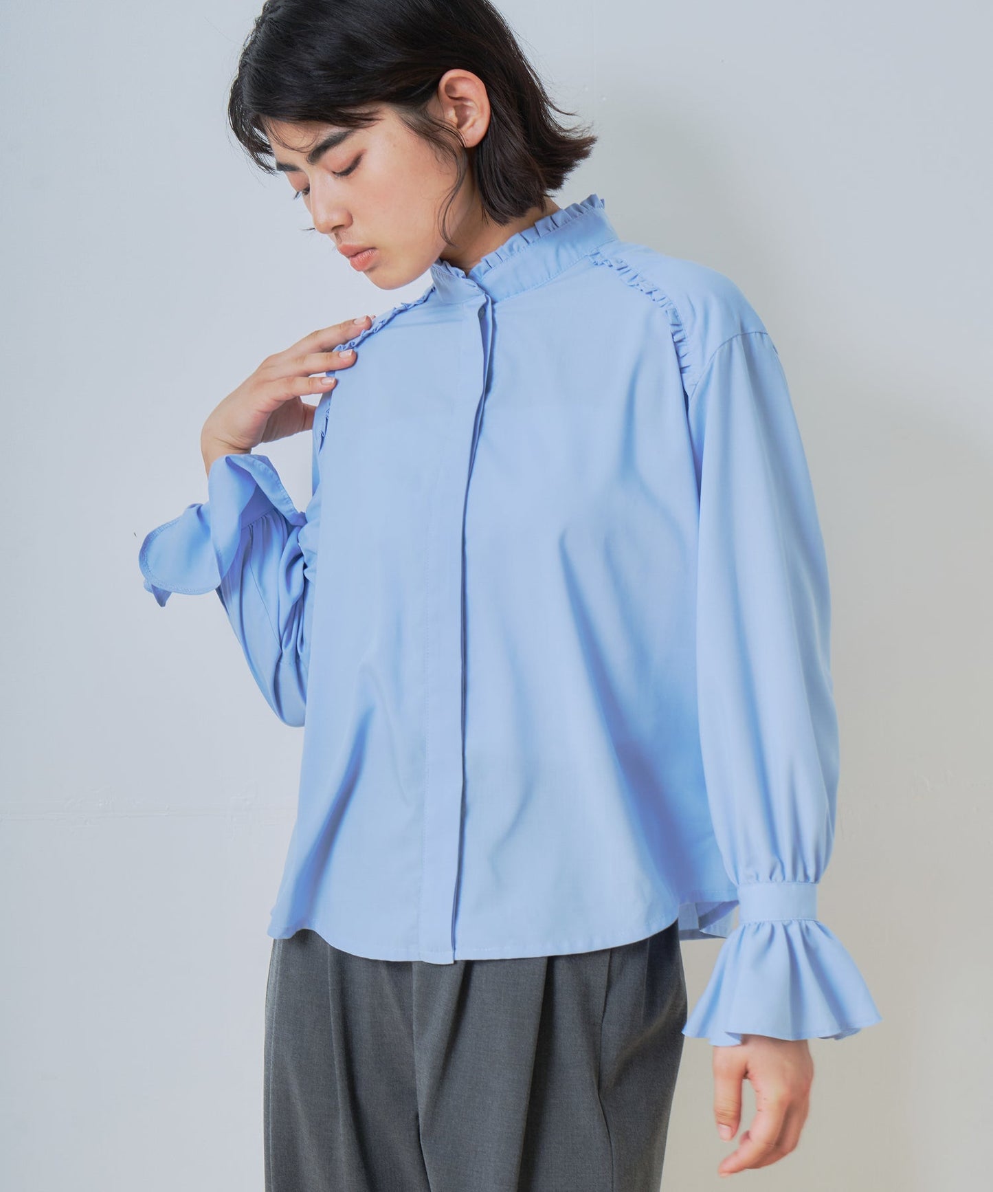 stand frill collar blouse / WHT26HBL4090