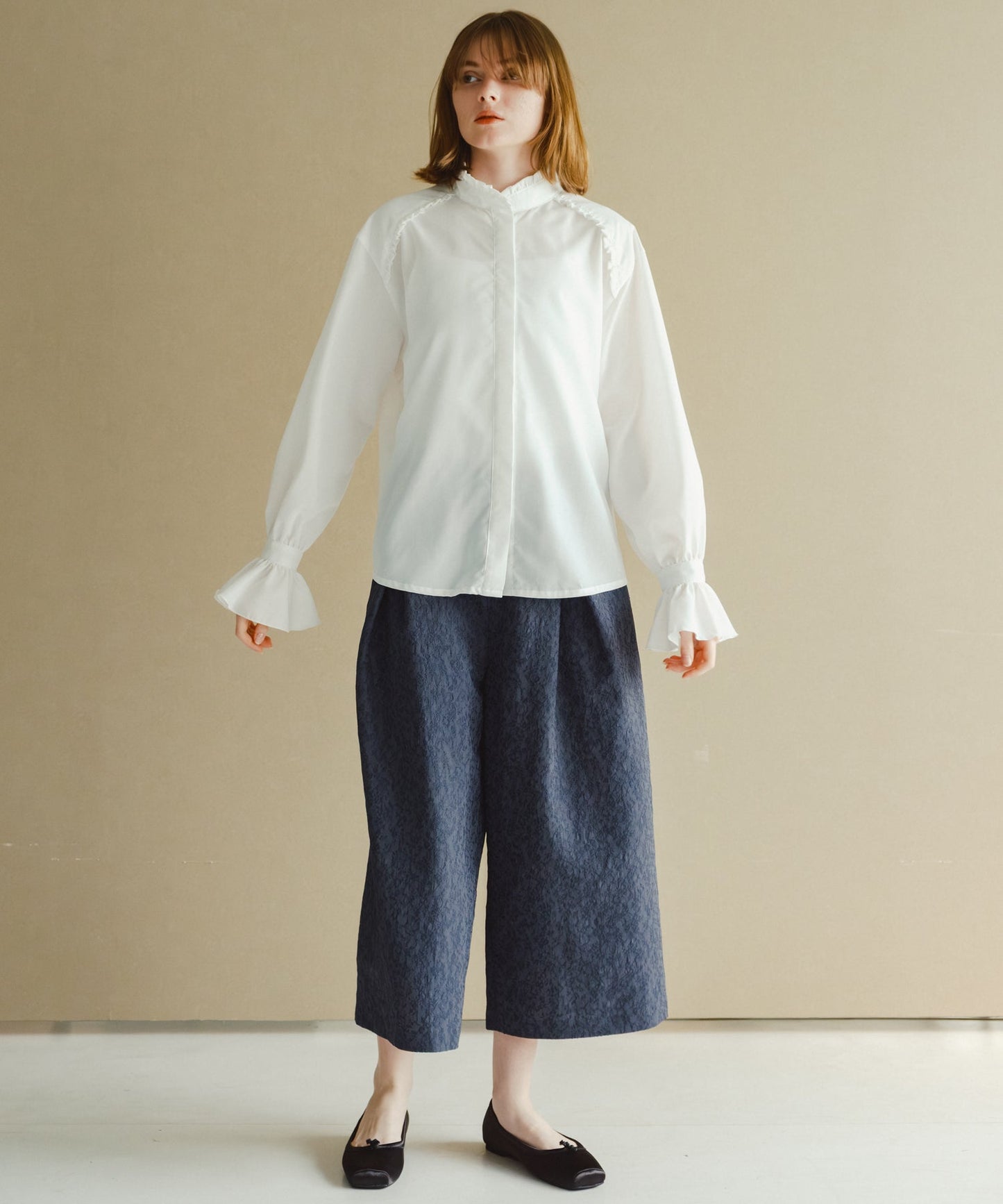 stand frill collar blouse / WHT26HBL4090