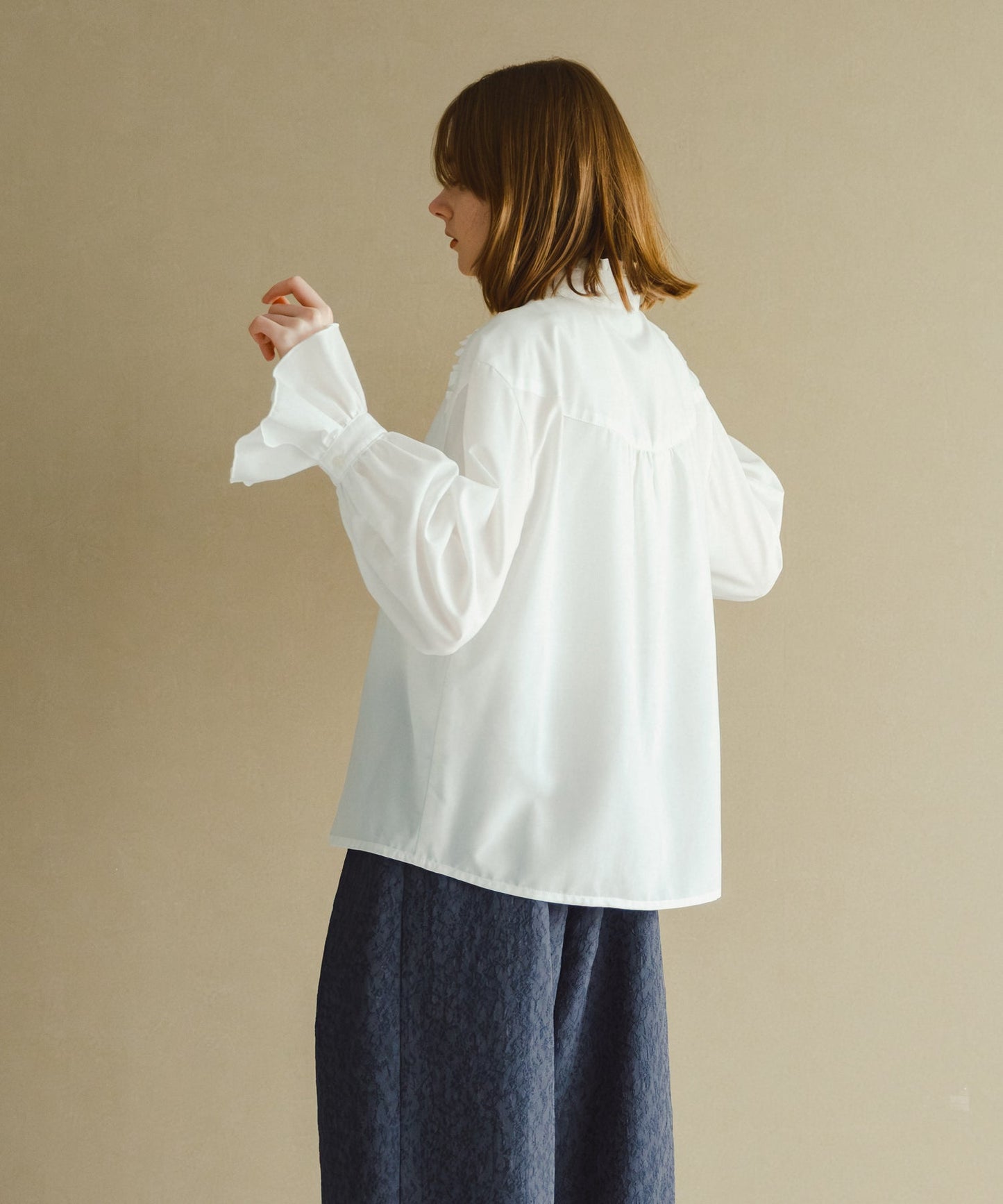stand frill collar blouse / WHT26HBL4090