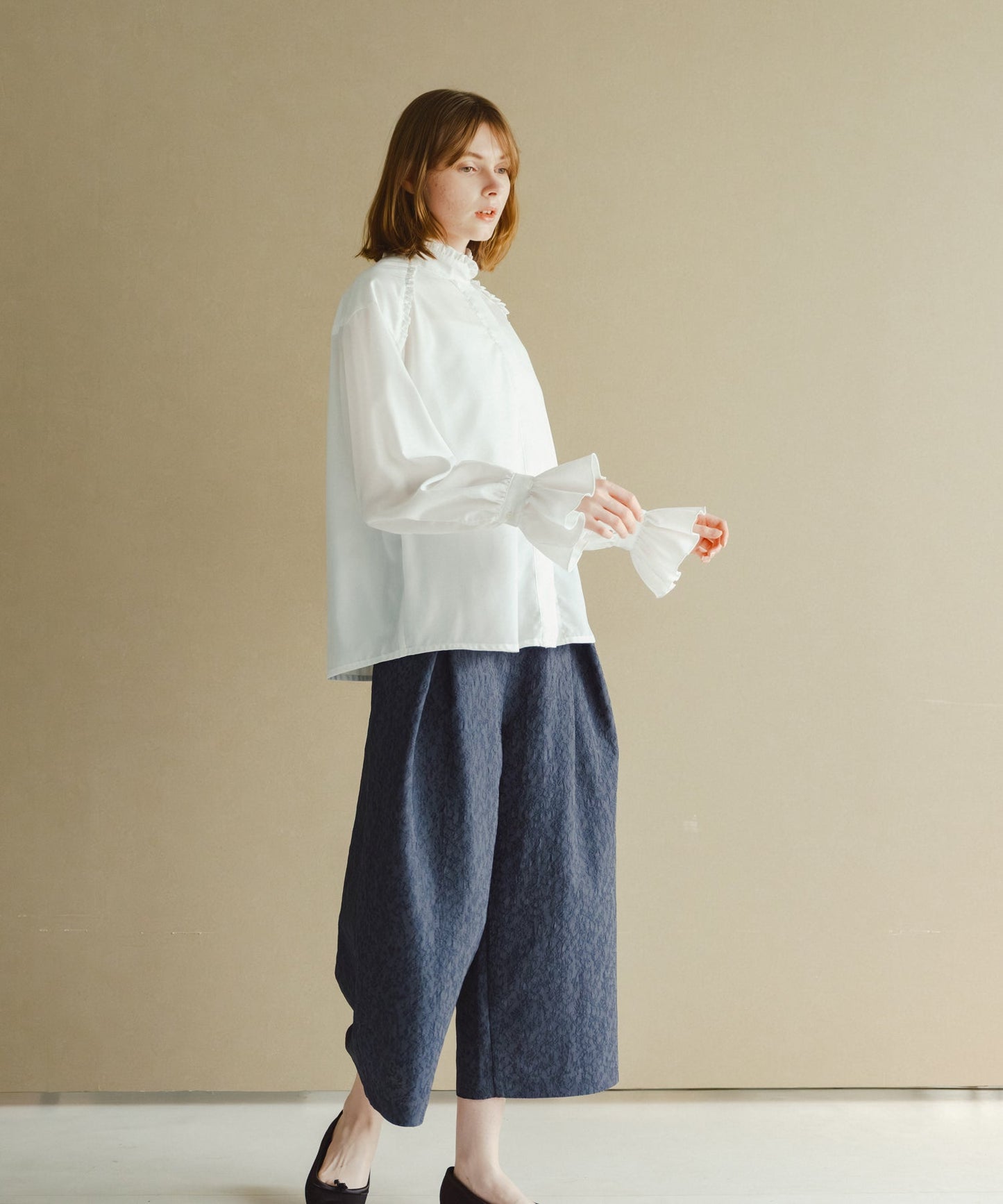stand frill collar blouse / WHT26HBL4090
