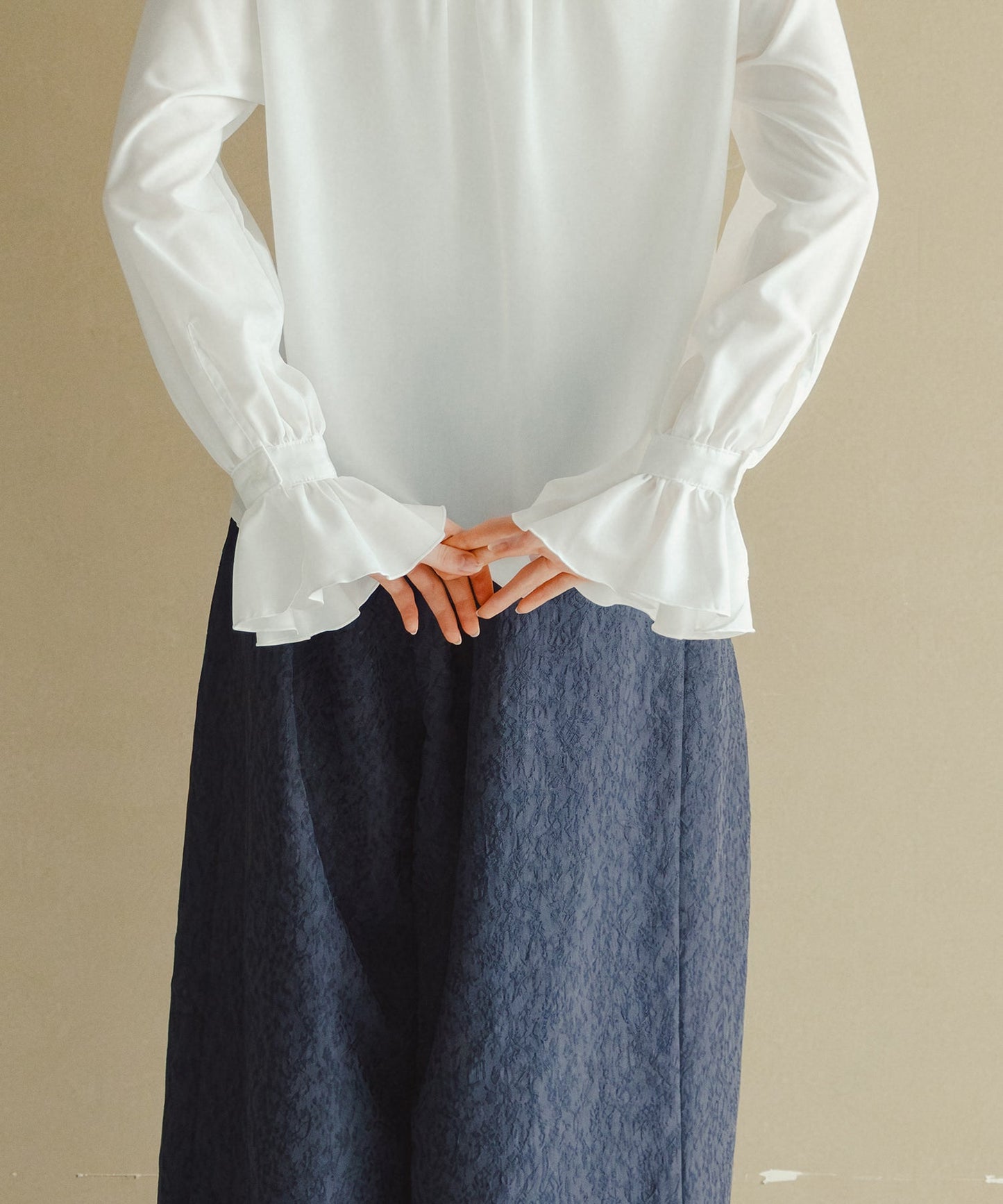 stand frill collar blouse / WHT26HBL4090