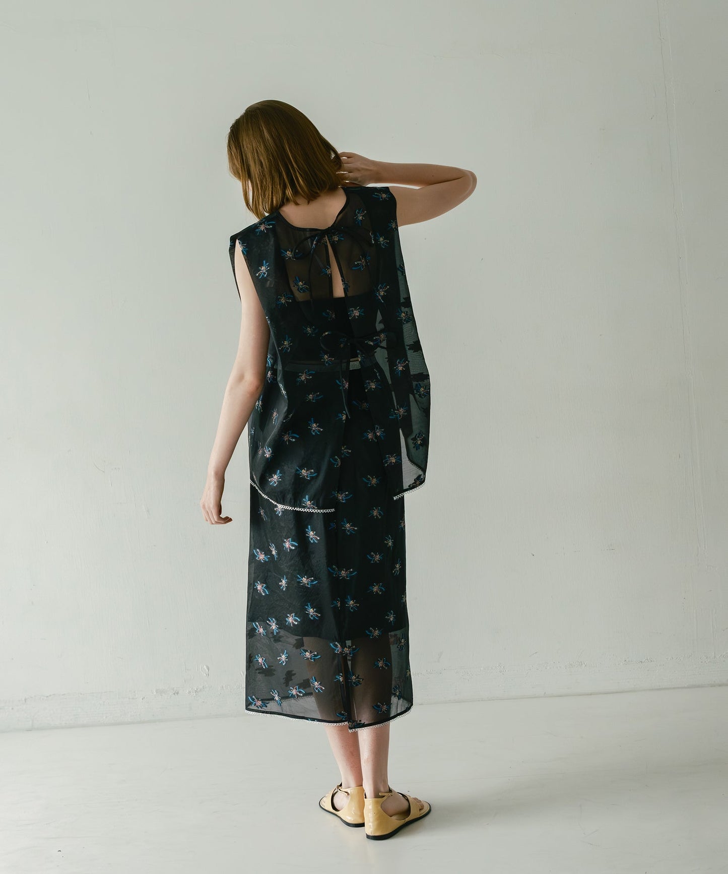 back open sheer flower blouse / WHT26HBL4091