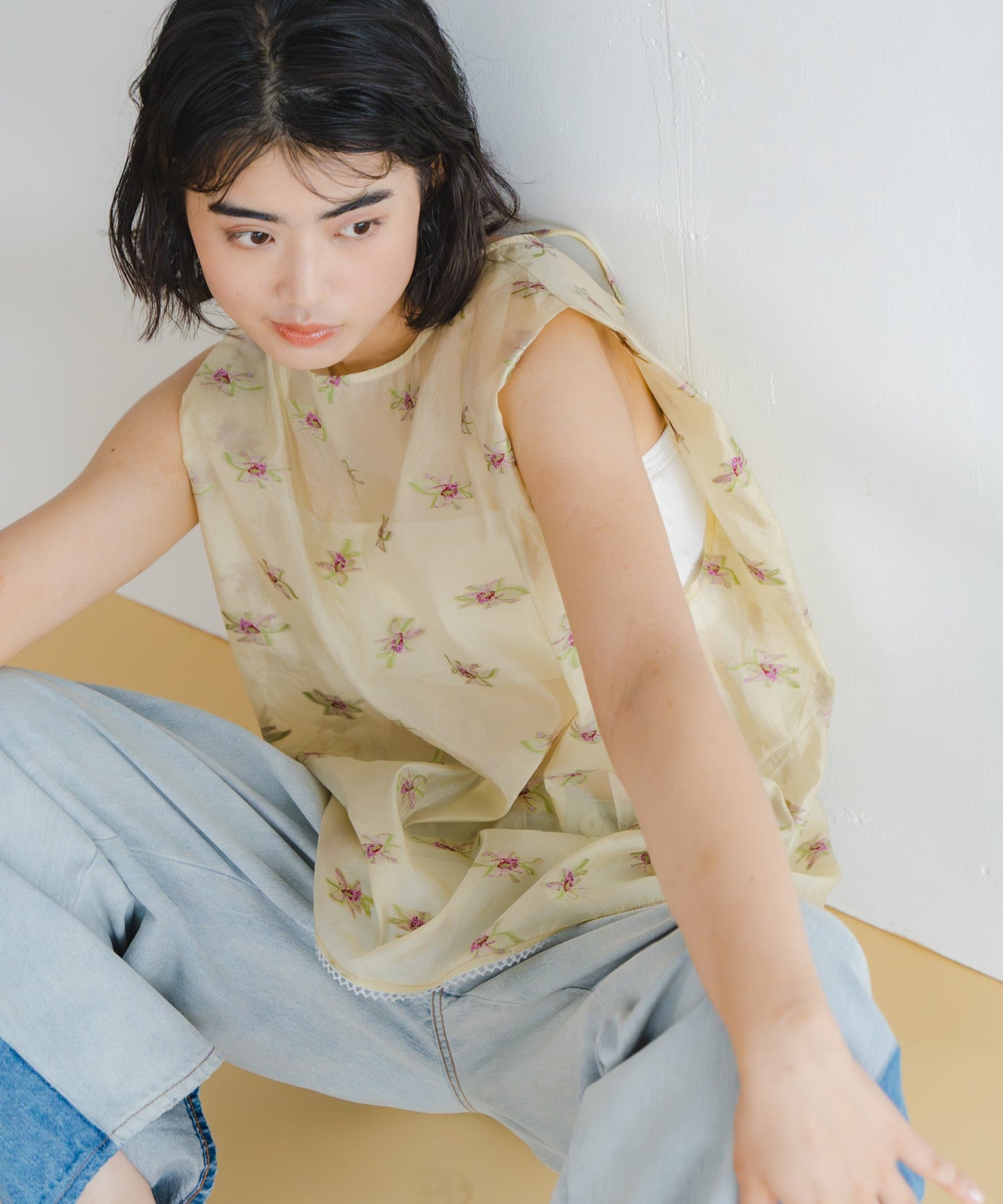 back open sheer flower blouse / WHT26HBL4091