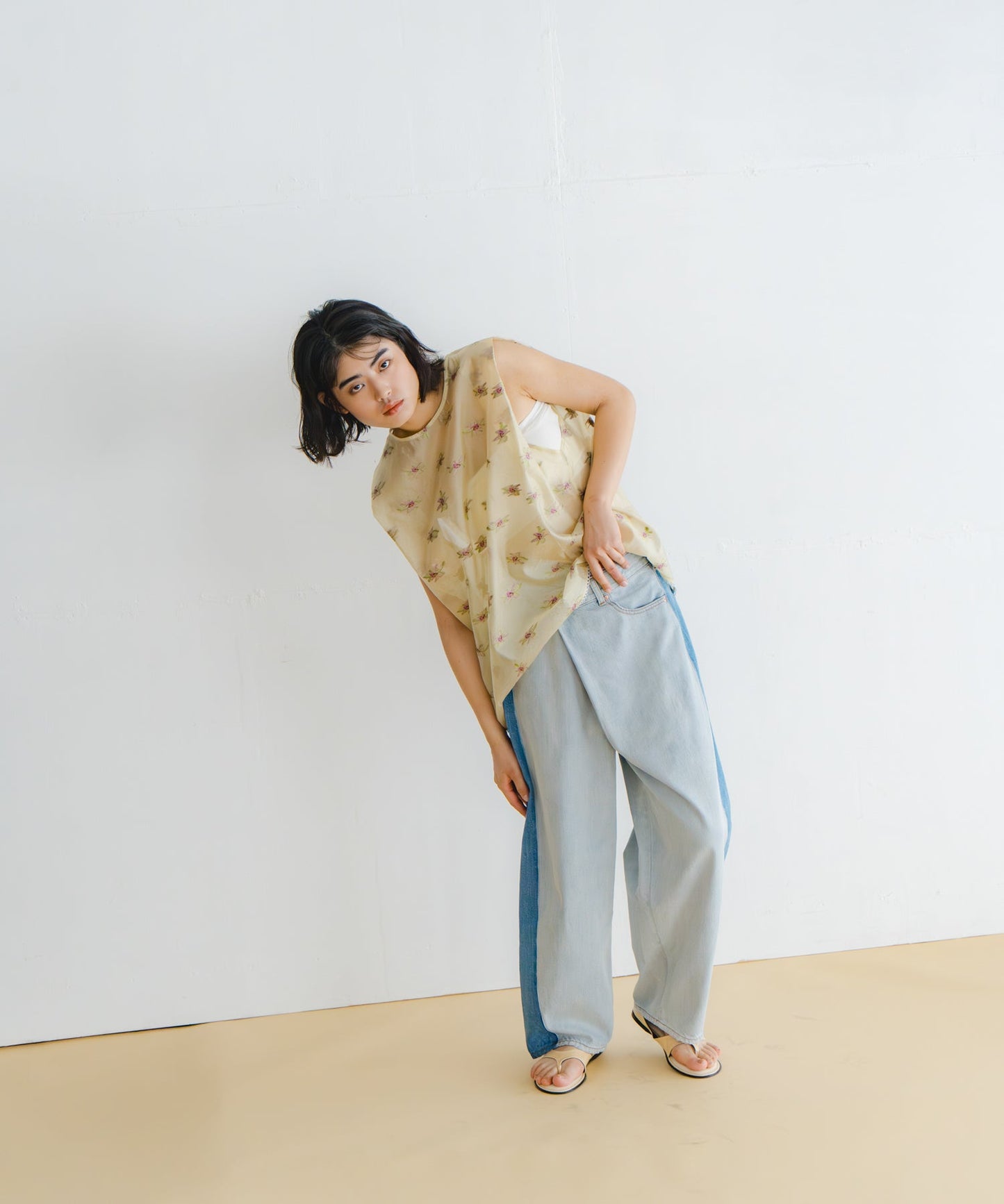 back open sheer flower blouse / WHT26HBL4091