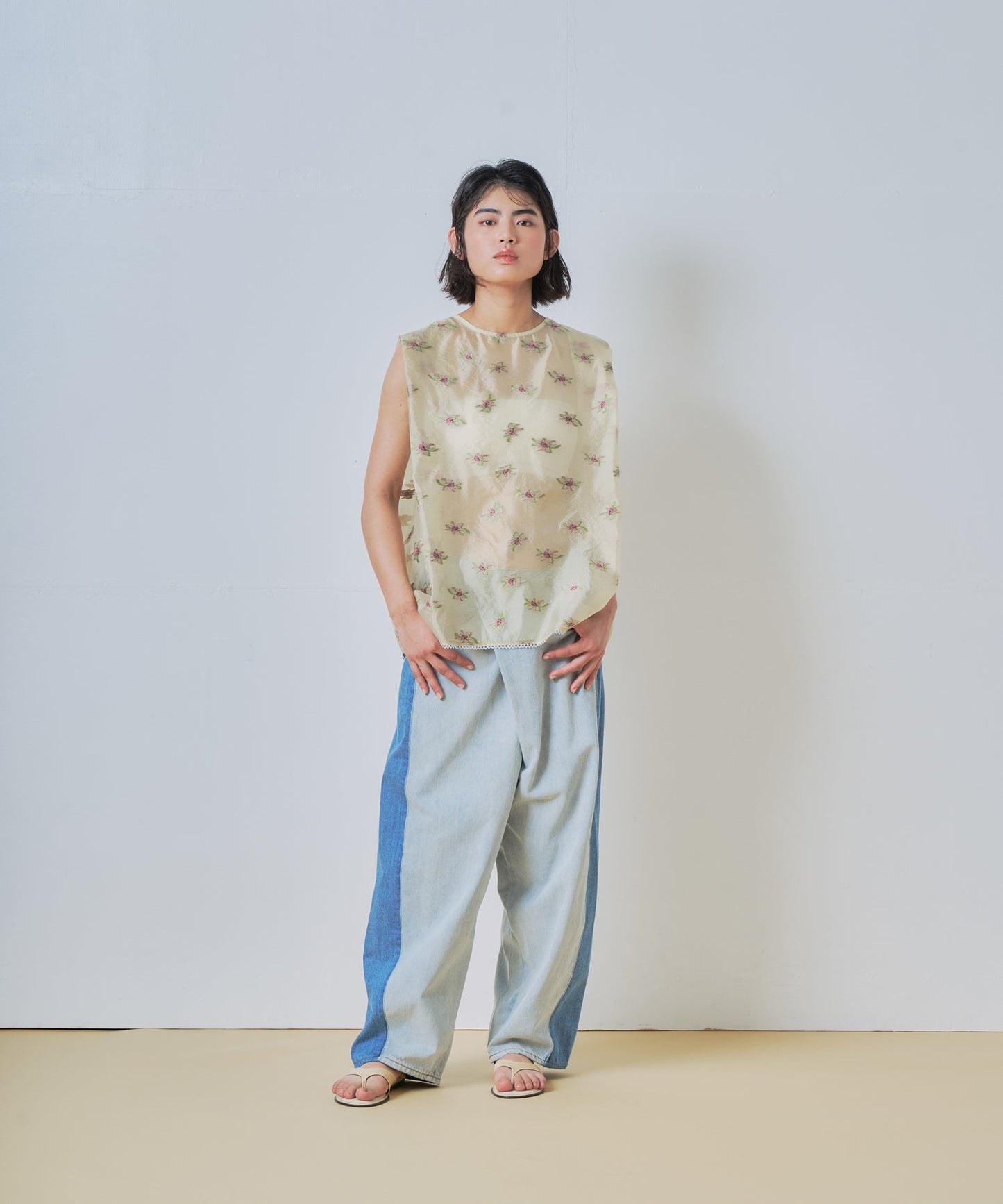 back open sheer flower blouse / WHT26HBL4091