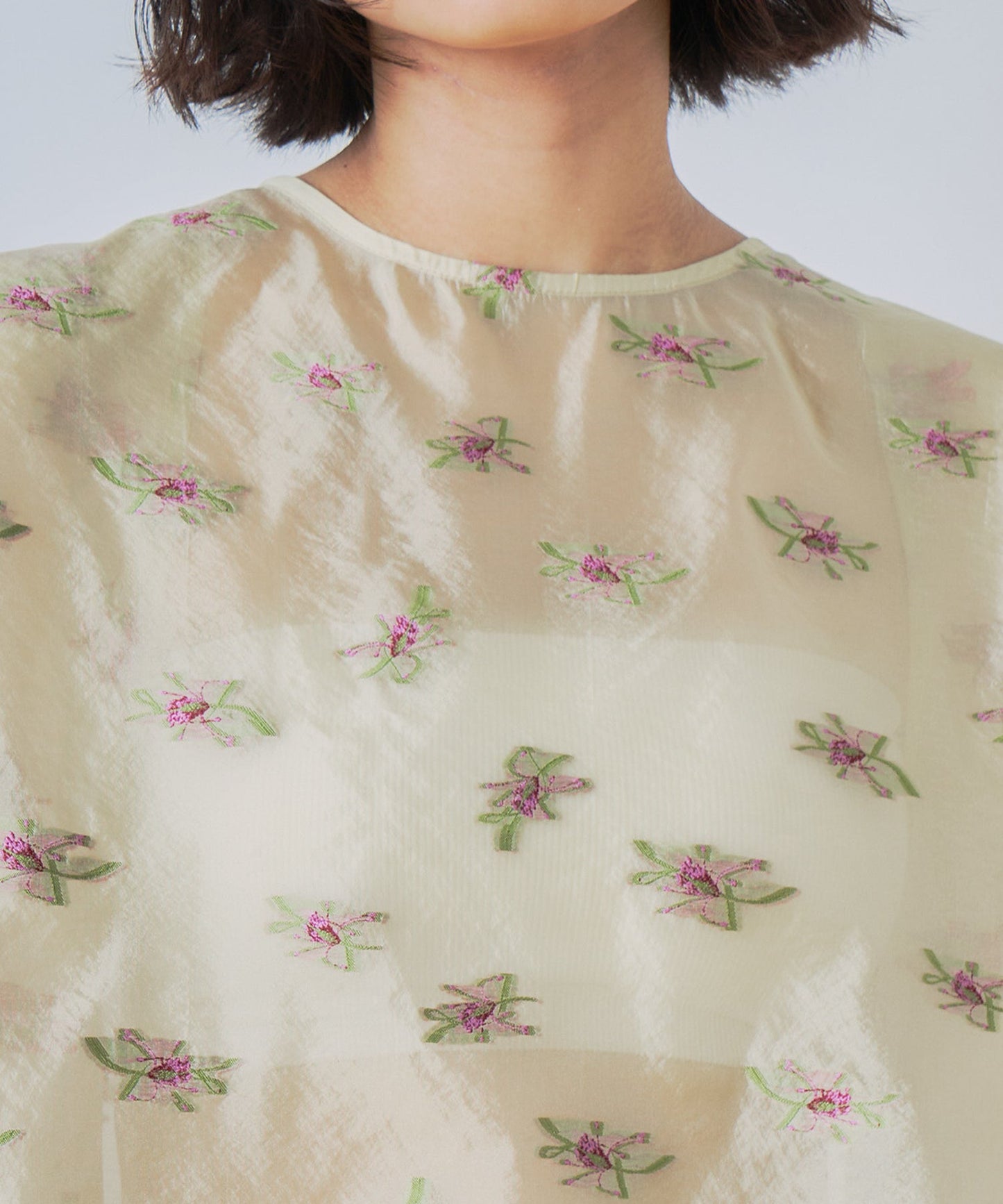 back open sheer flower blouse / WHT26HBL4091