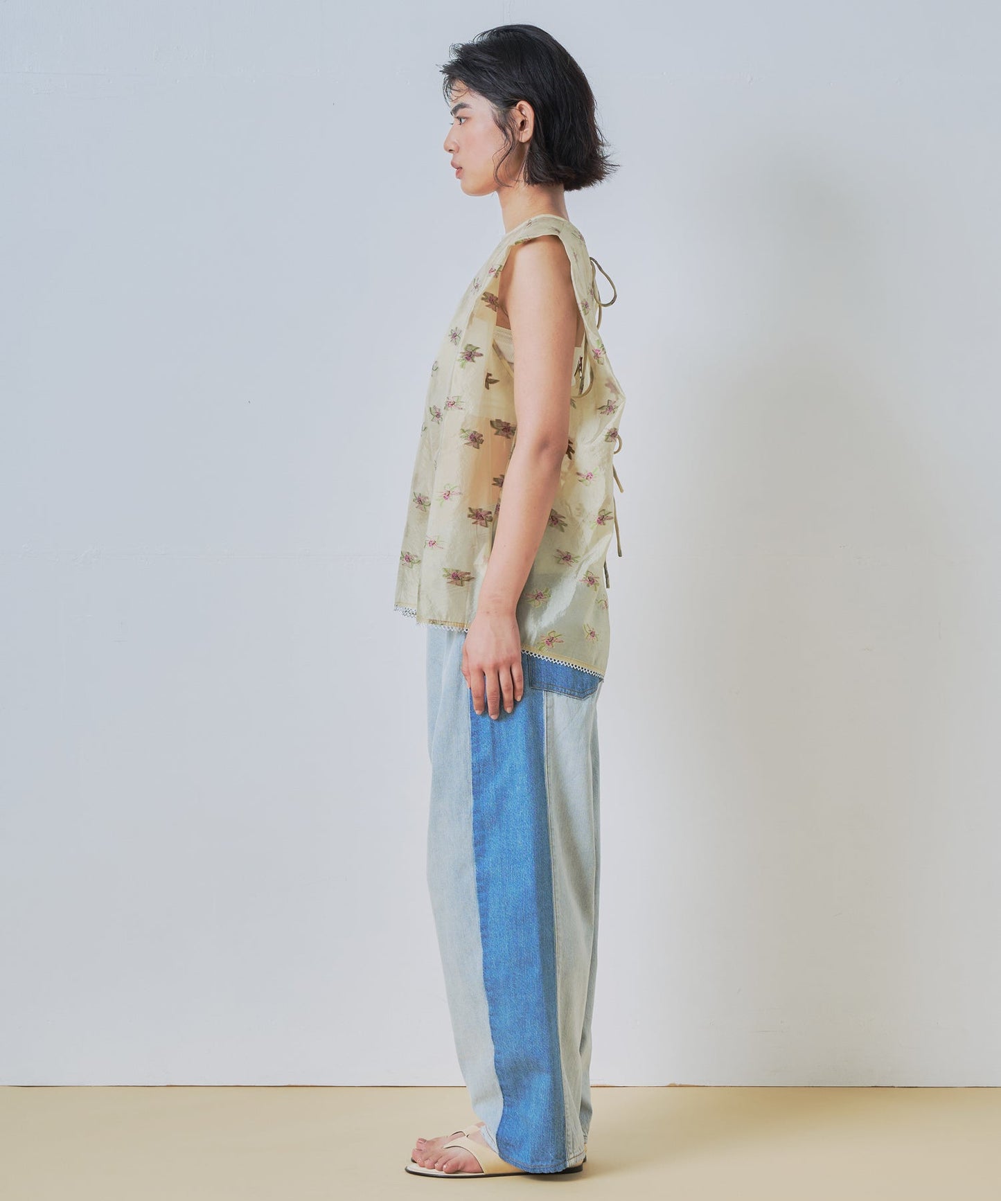 back open sheer flower blouse / WHT26HBL4091