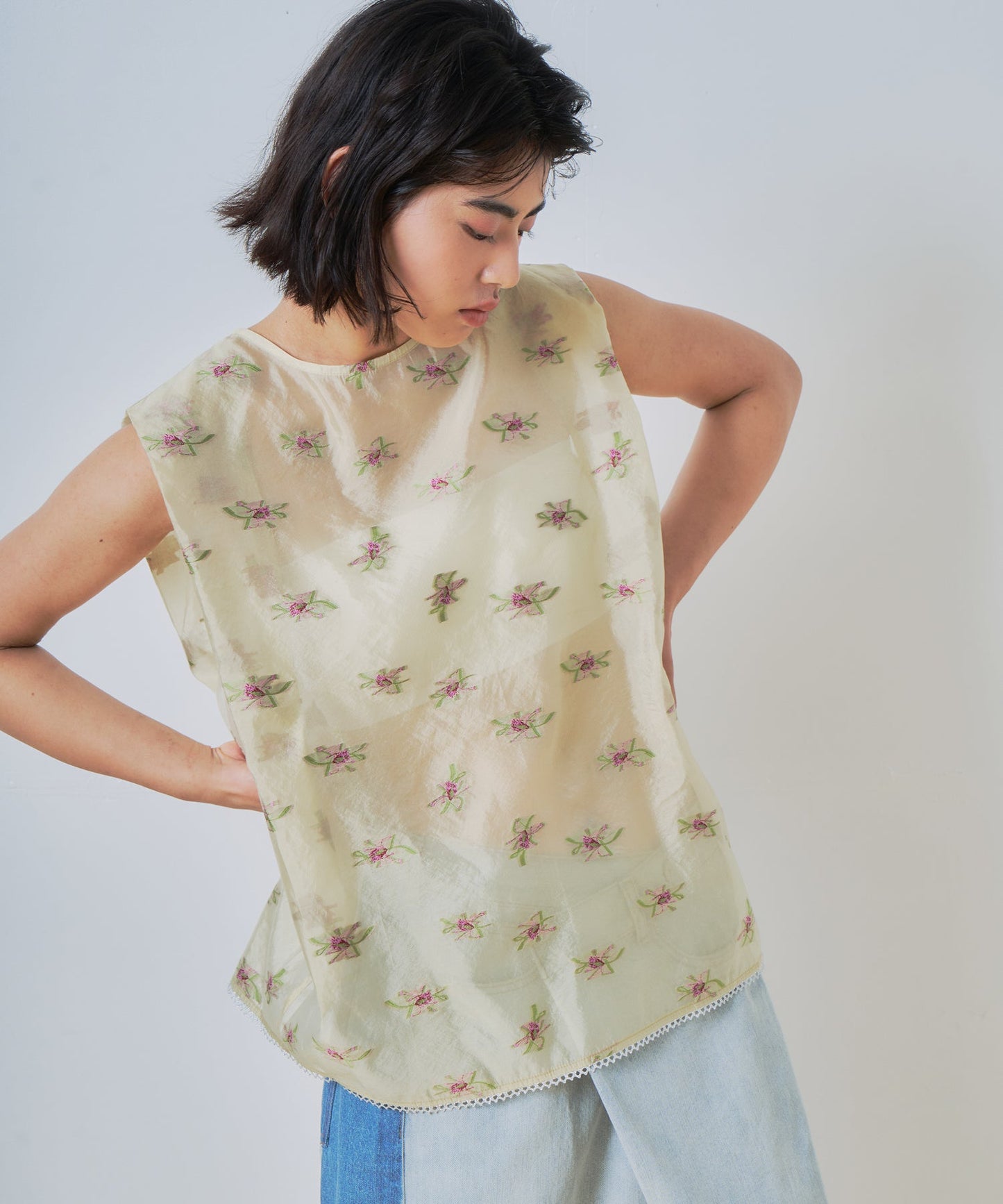 back open sheer flower blouse / WHT26HBL4091