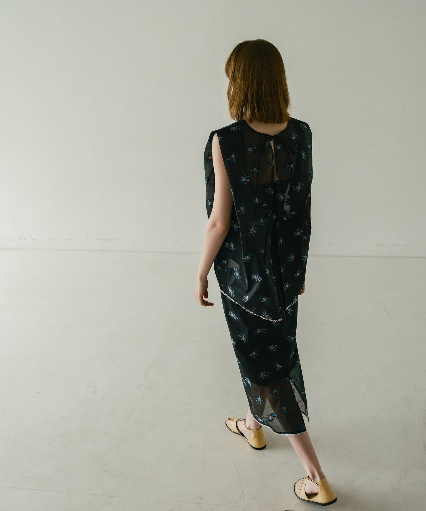 back open sheer flower blouse / WHT26HBL4091