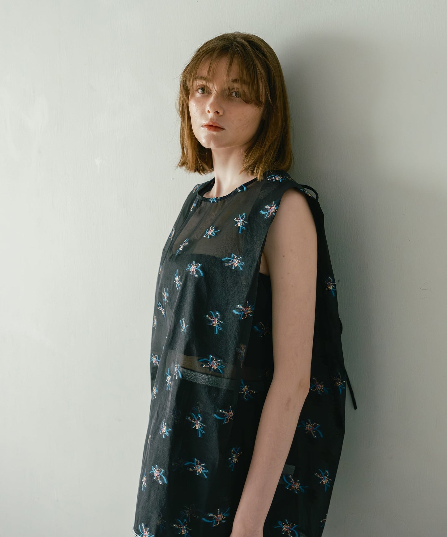 back open sheer flower blouse / WHT26HBL4091