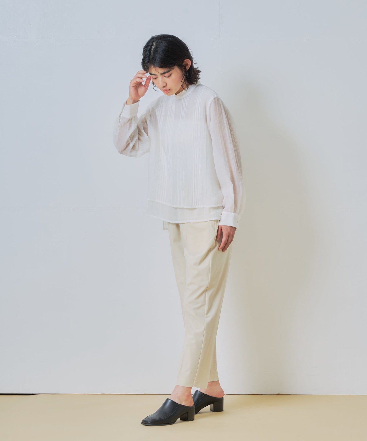 layered sheer blouse / WHT26HBL4092