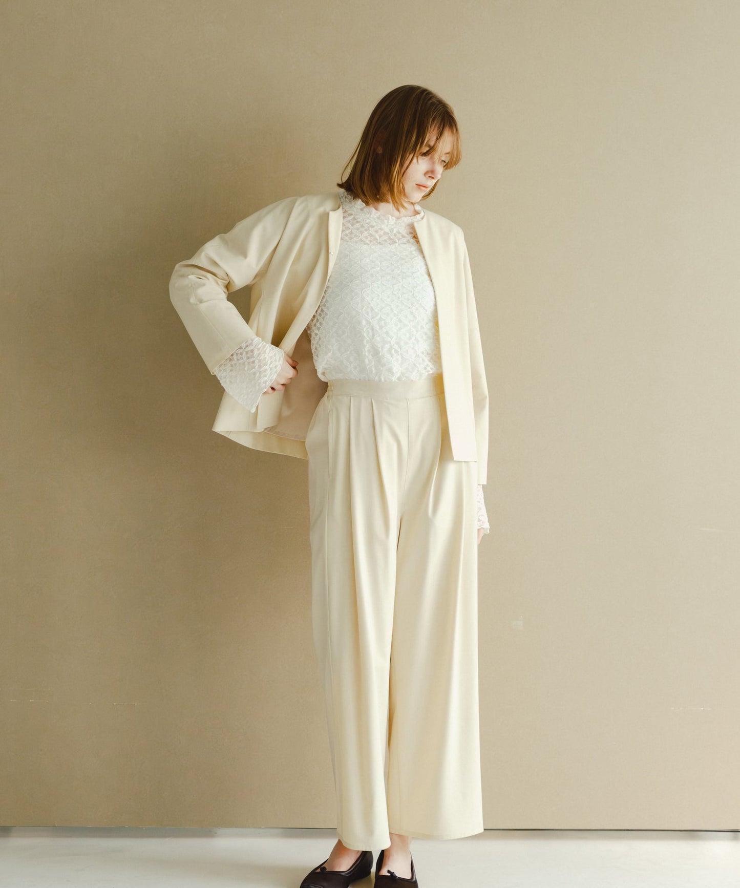 flare sleeve lace blouse / WHT26HBL4094