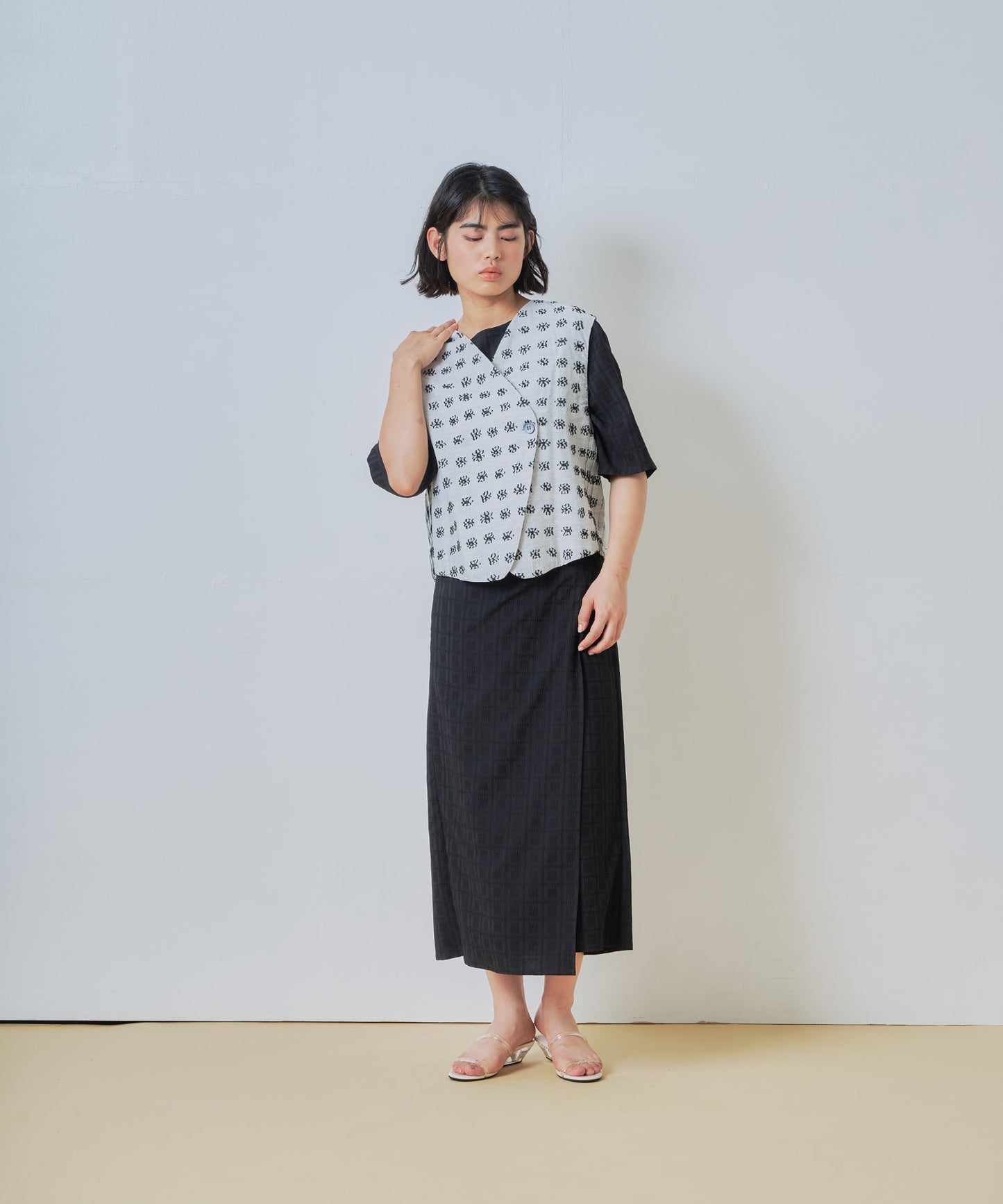 jacquard asymmetry vest / WHT26HBL4095