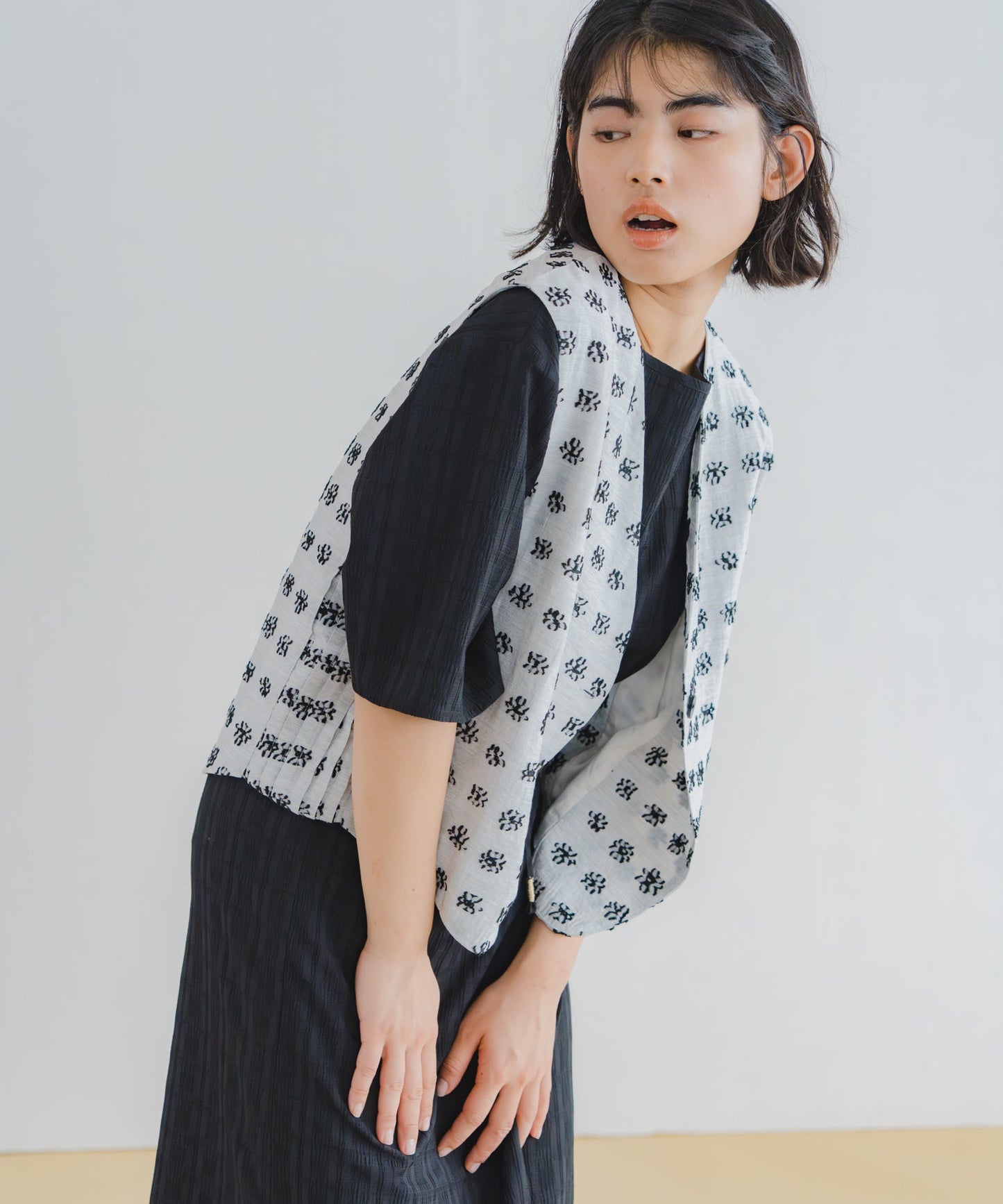 jacquard asymmetry vest / WHT26HBL4095