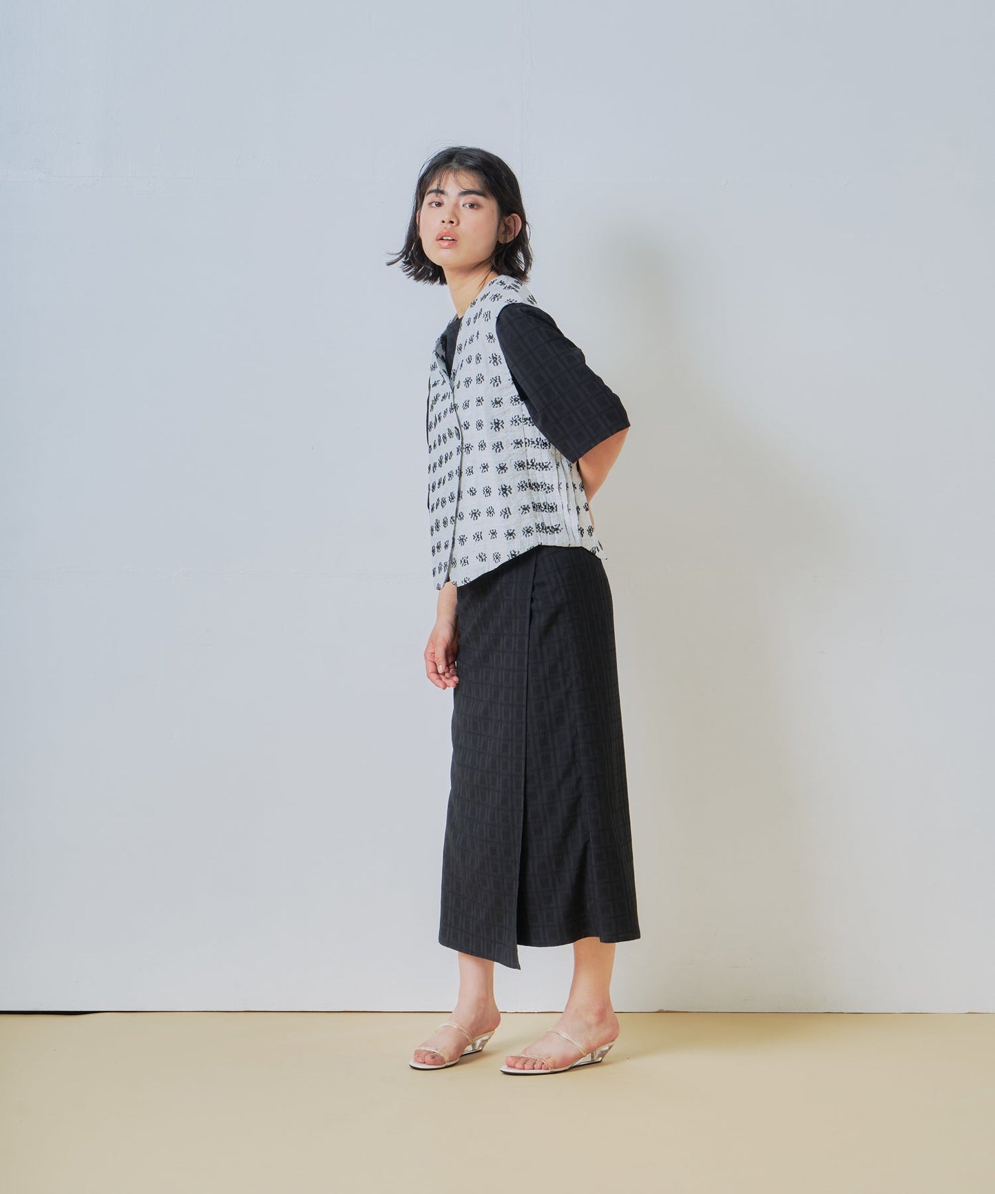 jacquard asymmetry vest / WHT26HBL4095