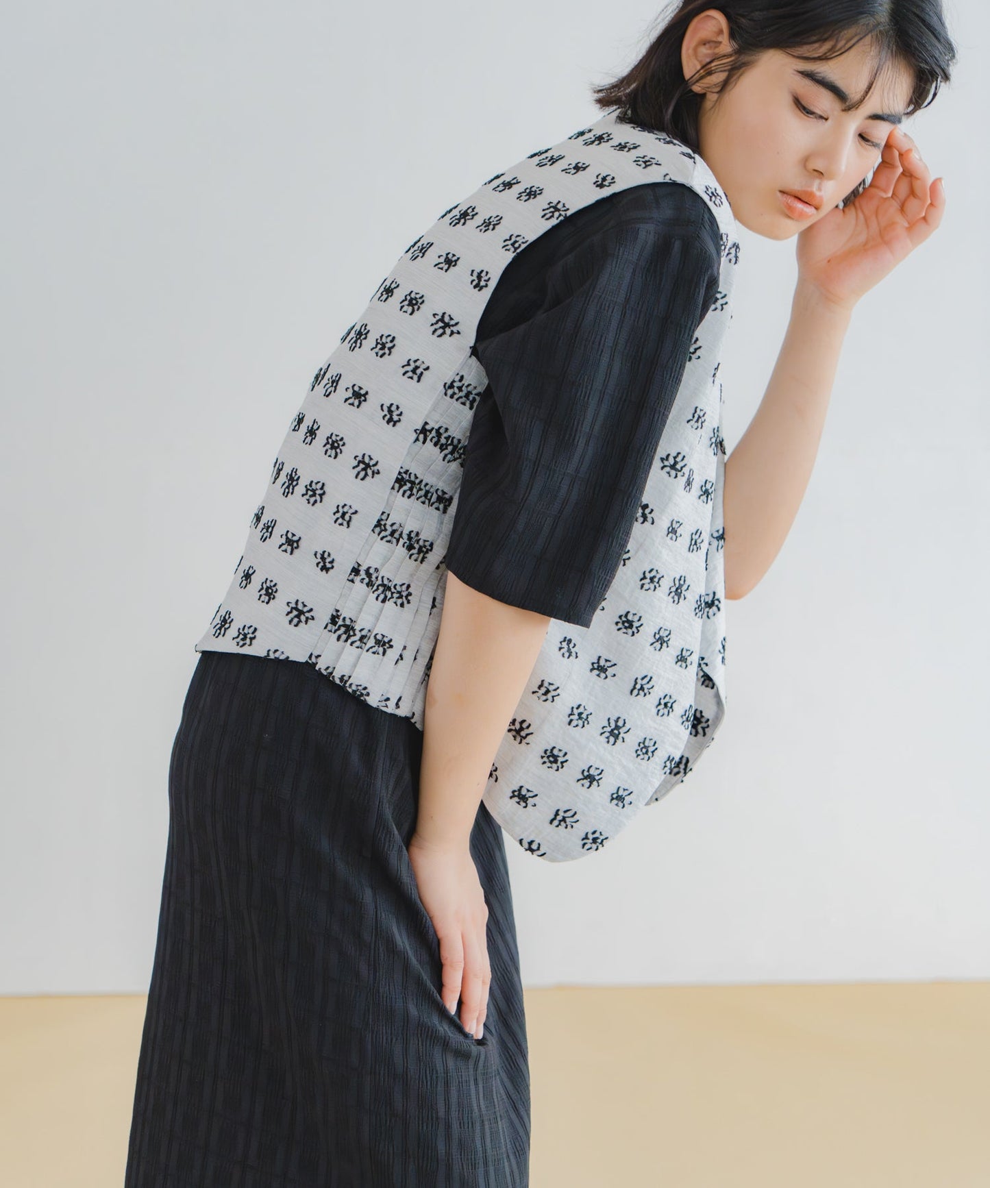 jacquard asymmetry vest / WHT26HBL4095