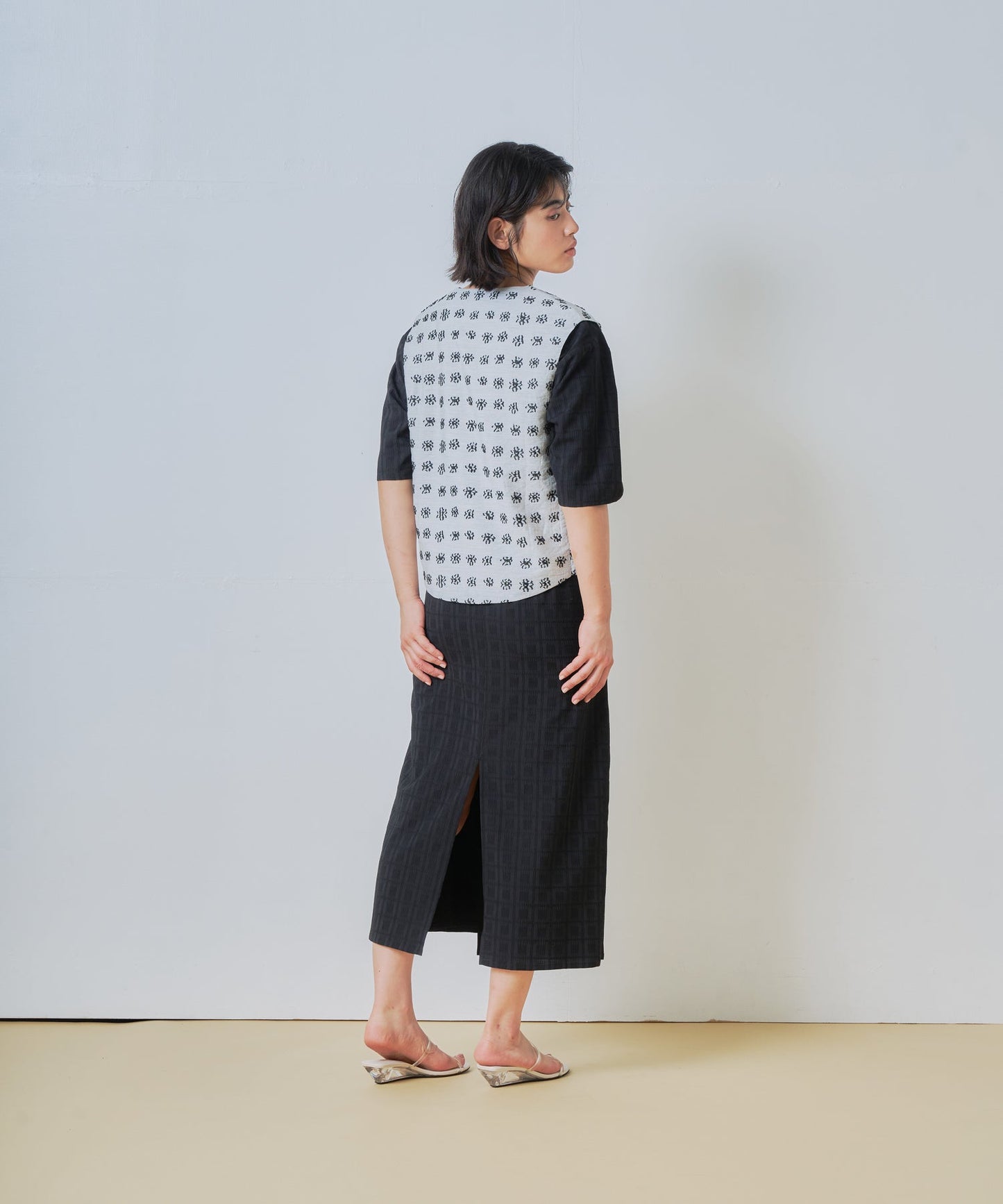 jacquard asymmetry vest / WHT26HBL4095