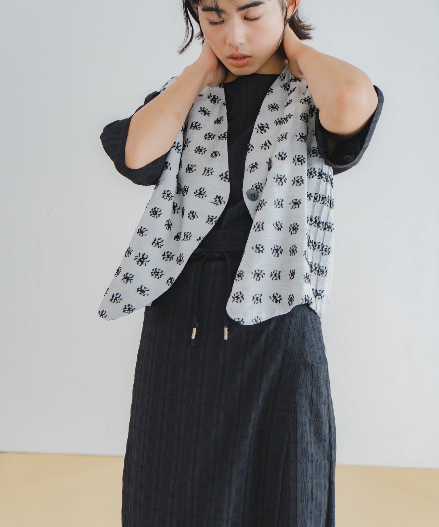 jacquard asymmetry vest / WHT26HBL4095
