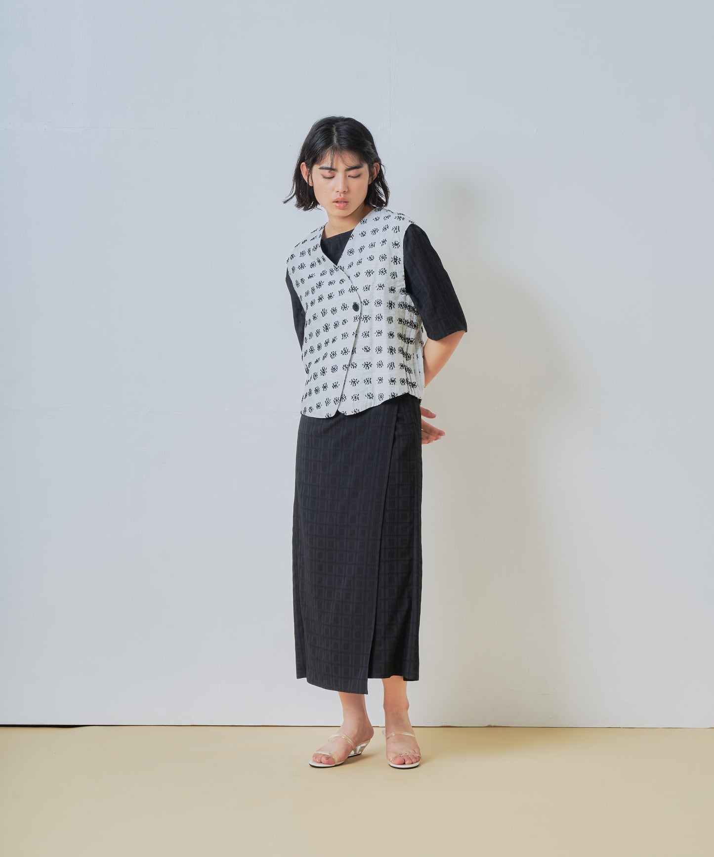 jacquard asymmetry vest / WHT26HBL4095