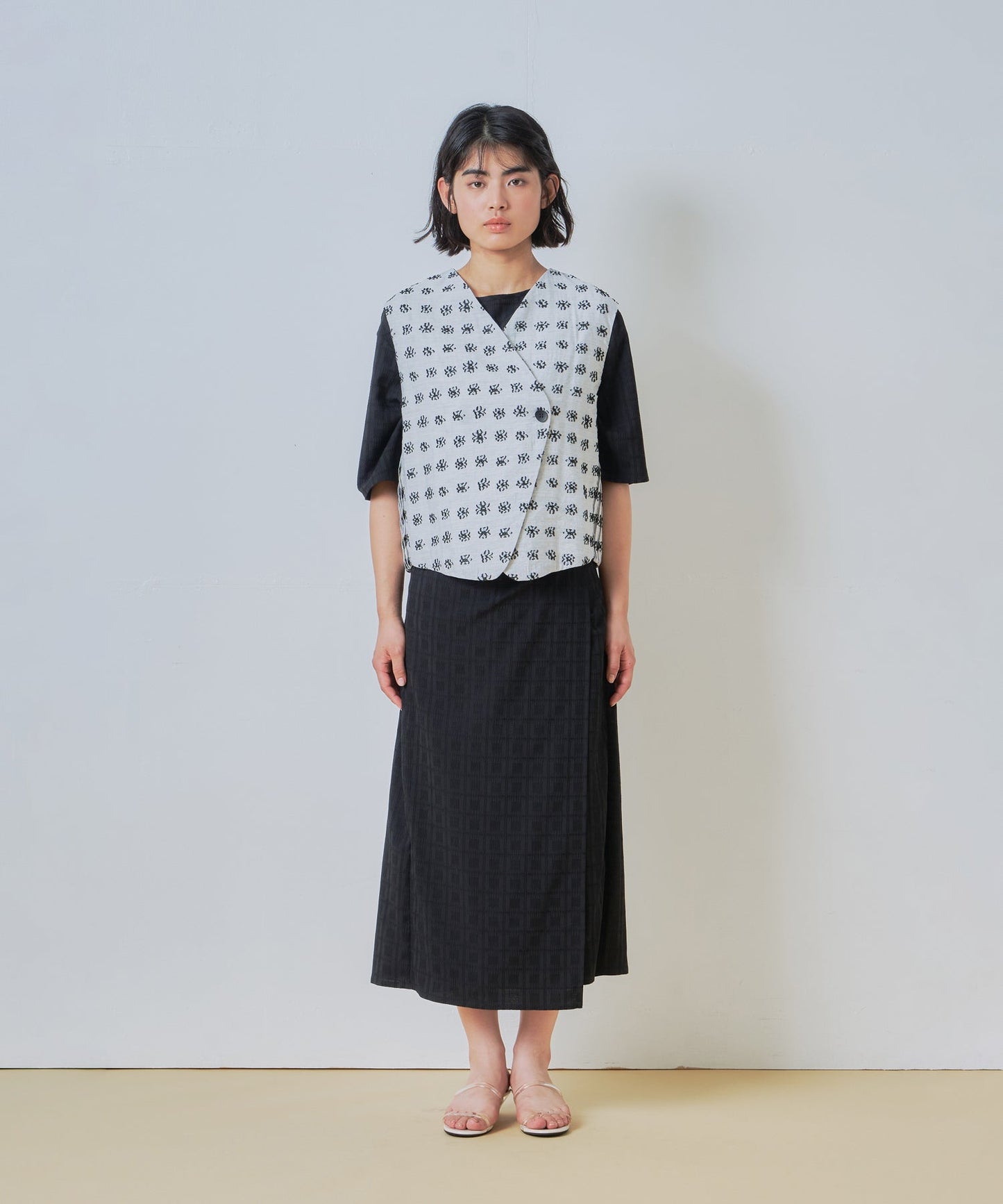 jacquard asymmetry vest / WHT26HBL4095