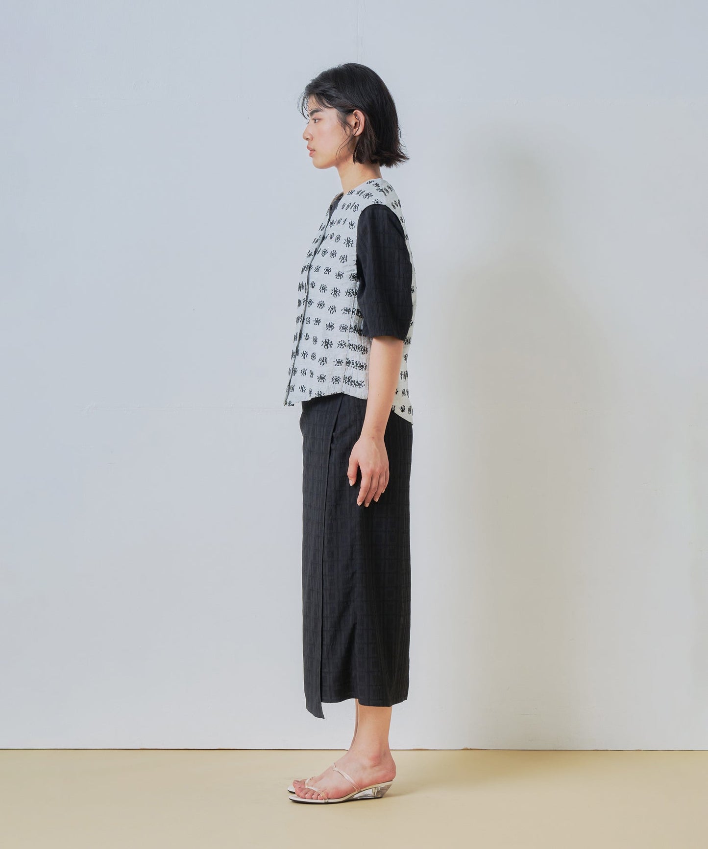 jacquard asymmetry vest / WHT26HBL4095