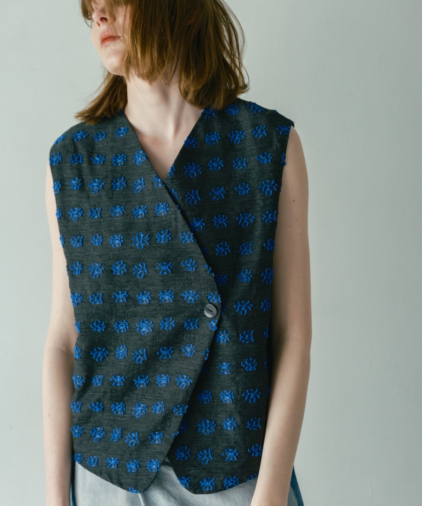 jacquard asymmetry vest / WHT26HBL4095