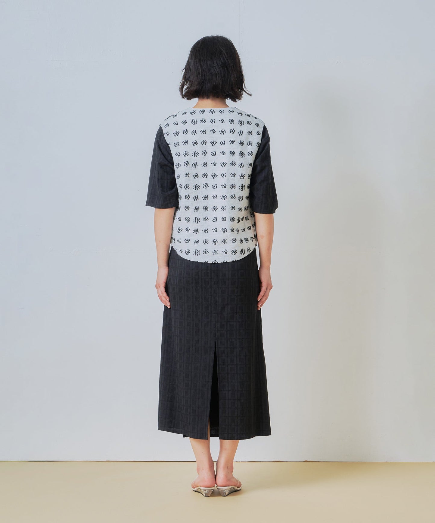 jacquard asymmetry vest / WHT26HBL4095