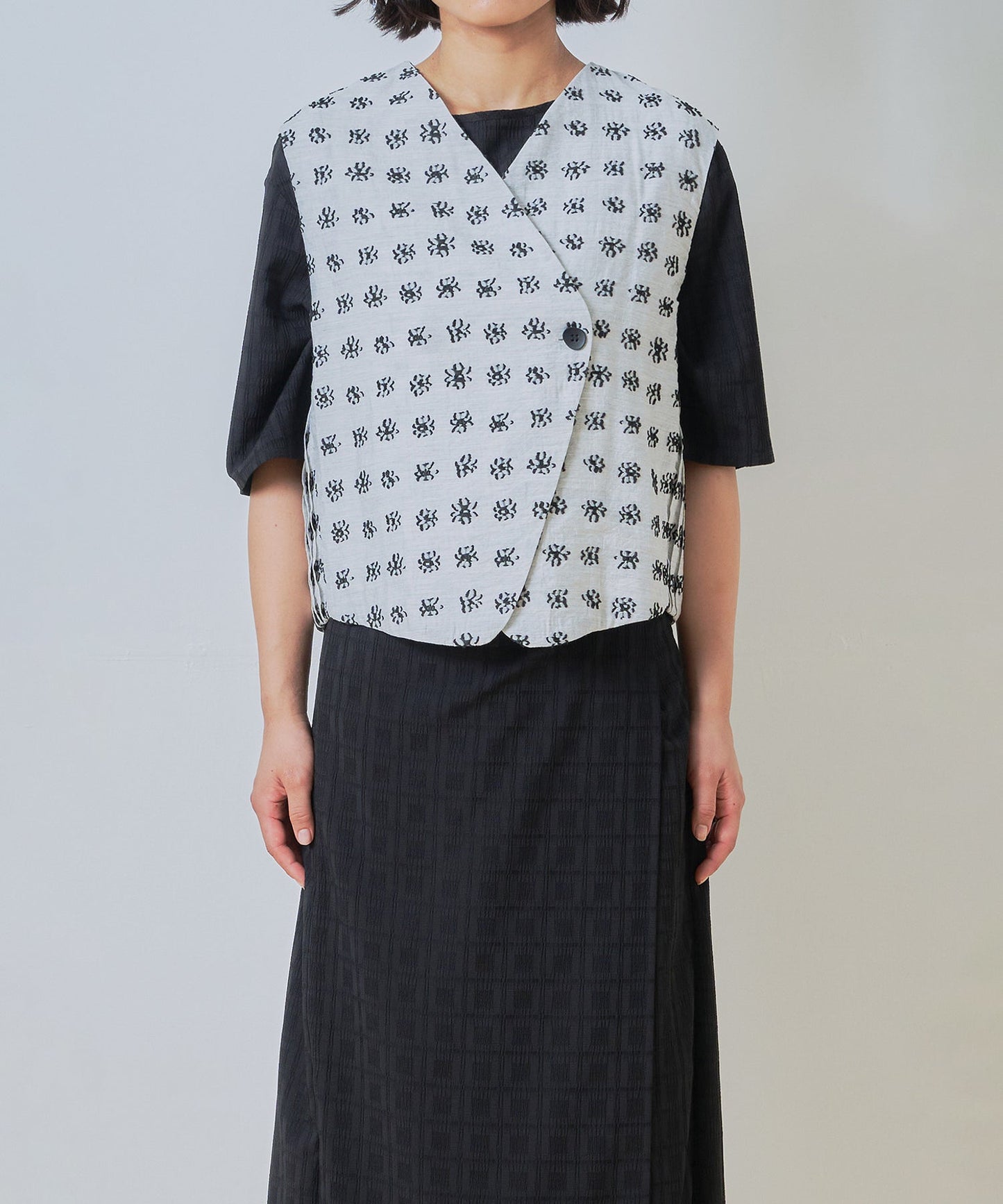 jacquard asymmetry vest / WHT26HBL4095