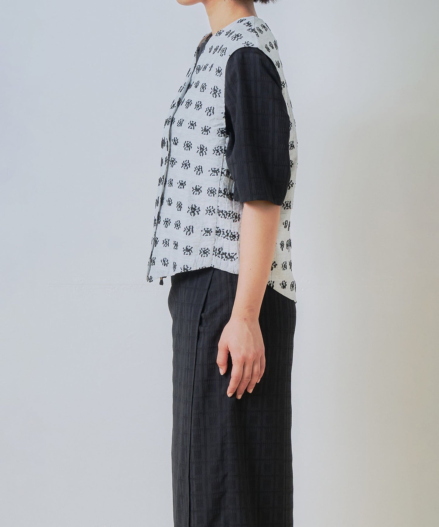 jacquard asymmetry vest / WHT26HBL4095