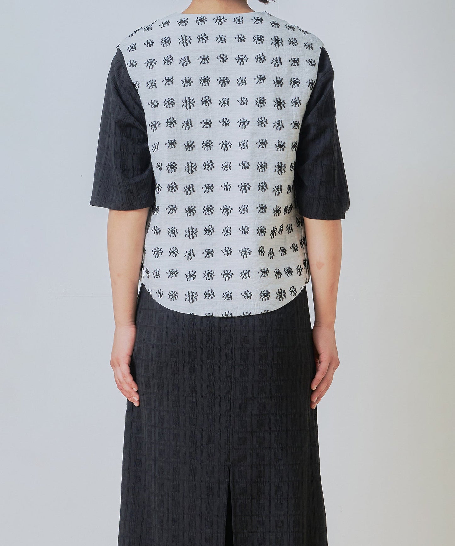 jacquard asymmetry vest / WHT26HBL4095