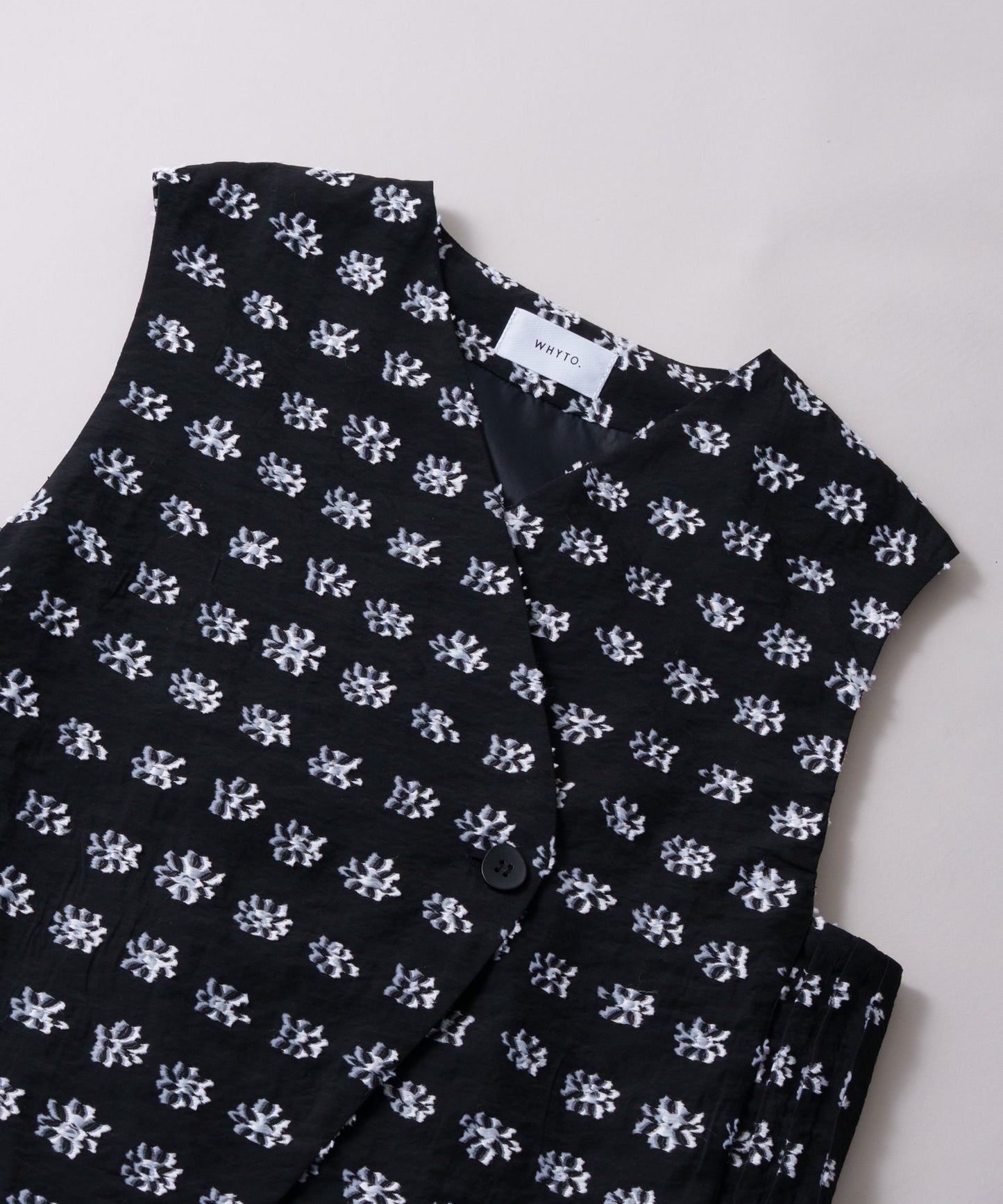 jacquard asymmetry vest / WHT26HBL4095