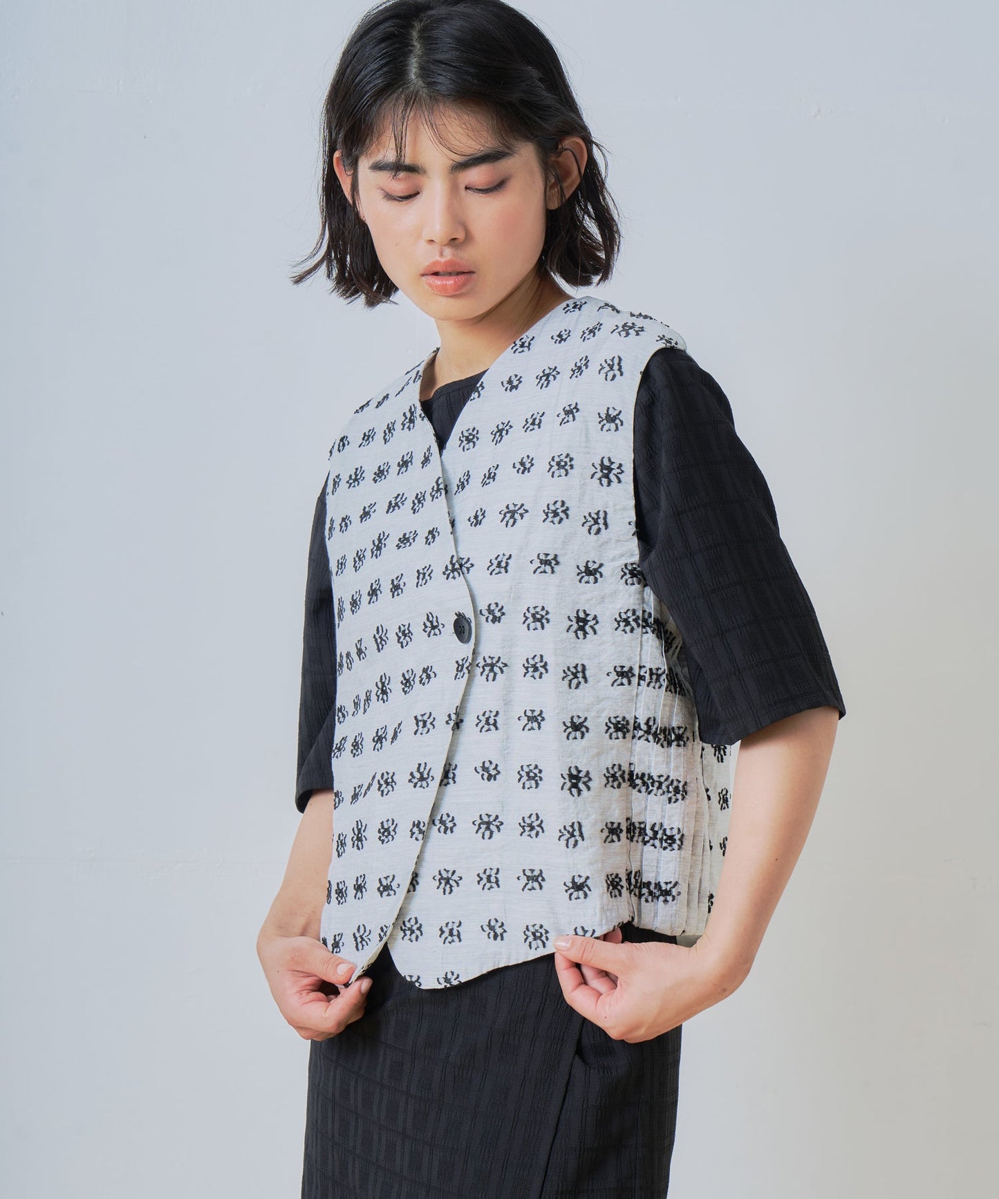 jacquard asymmetry vest / WHT26HBL4095