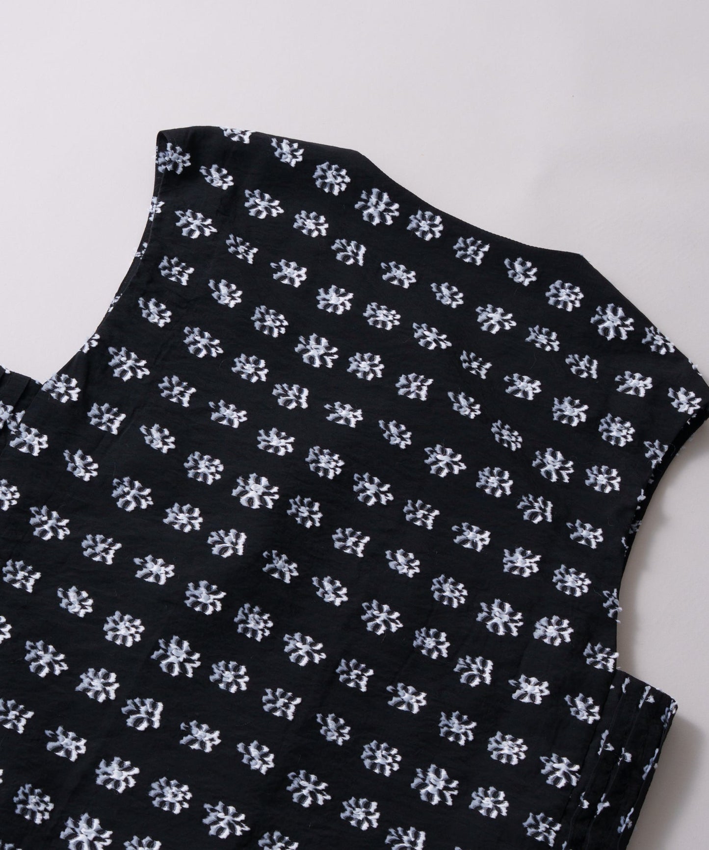 jacquard asymmetry vest / WHT26HBL4095